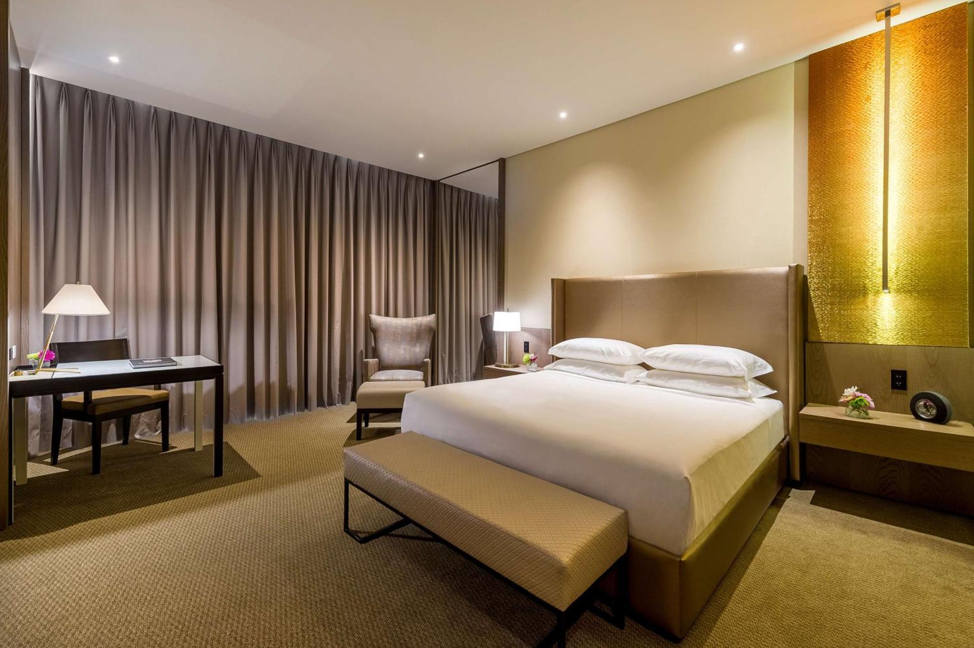 Habitación con cama extragrande y ducha a ras de suelo - Adaptada para personas con movilidad reducida