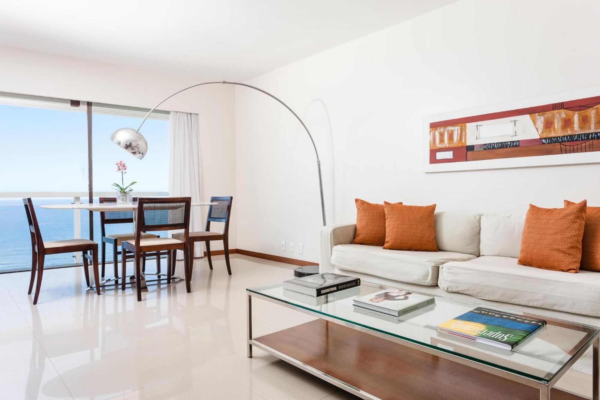 Habitación con cama extragrande y vistas al mar