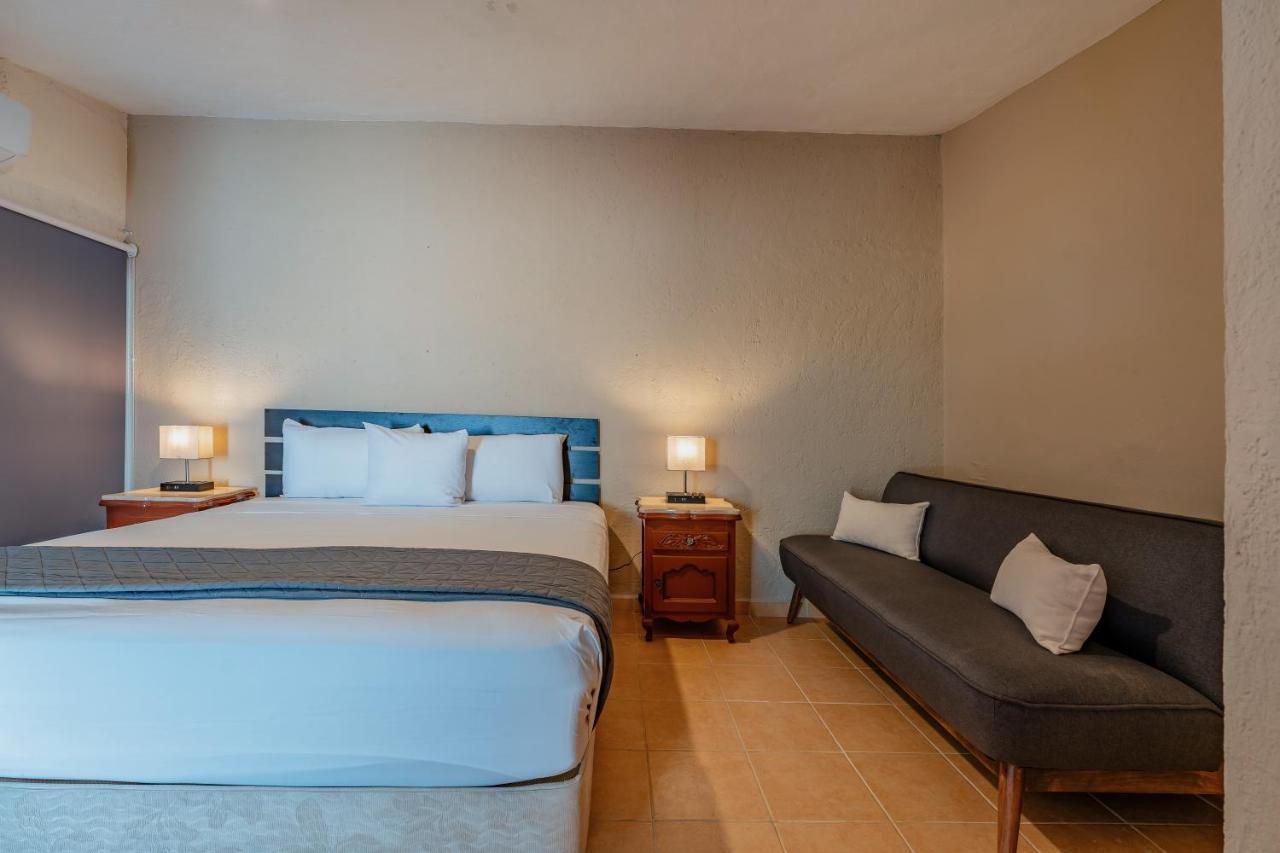 Habitación con cama extragrande.