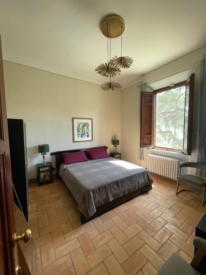 Habitación con cama extragrande.