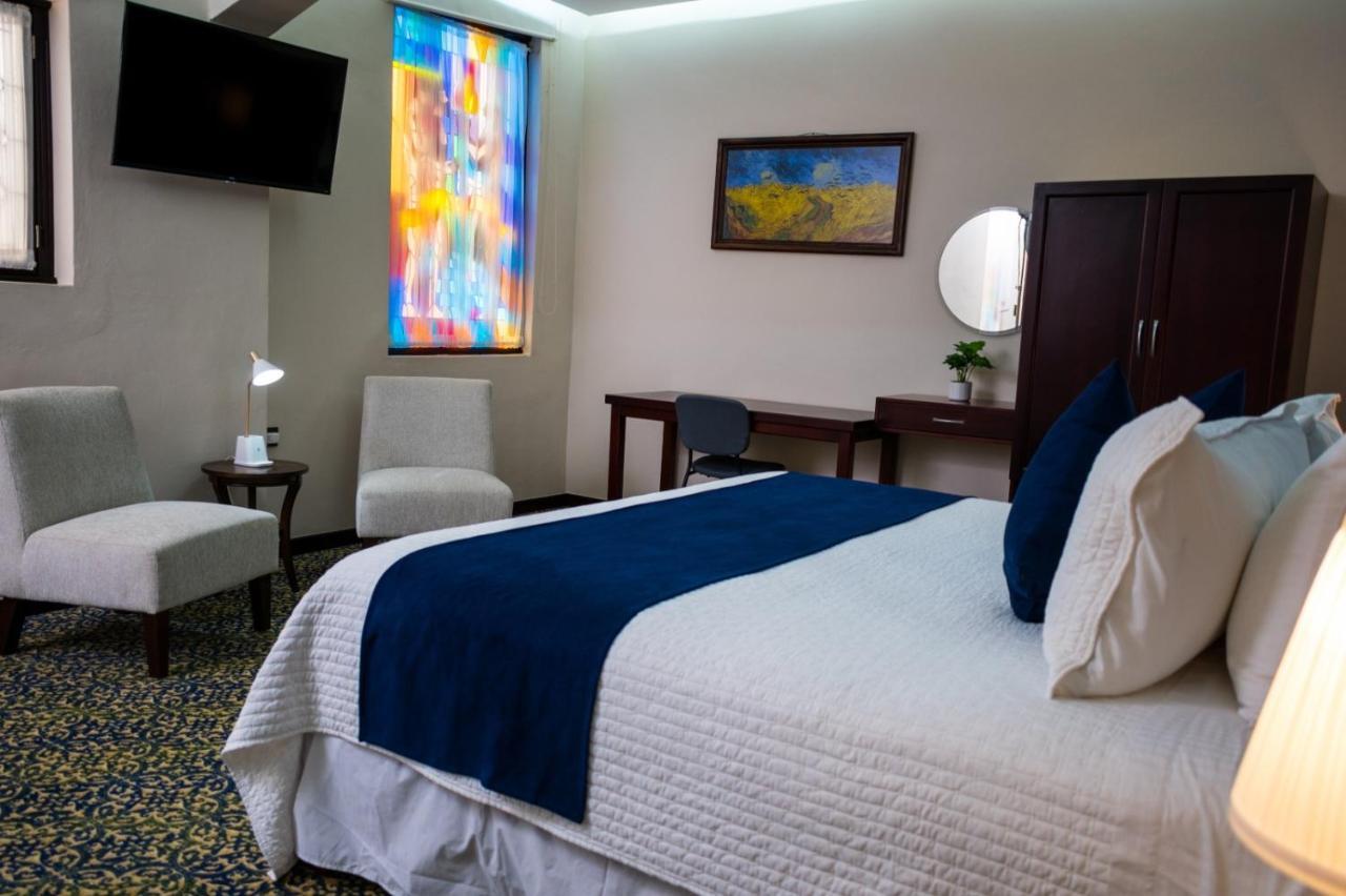 Habitación con cama extragrande.