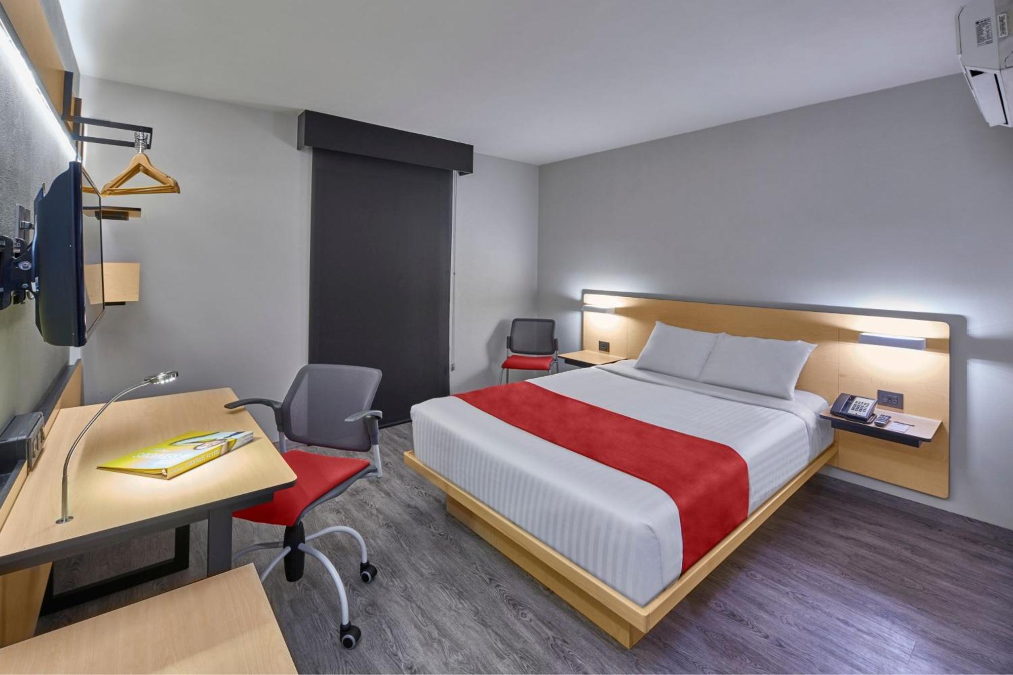 Habitación con cama grande