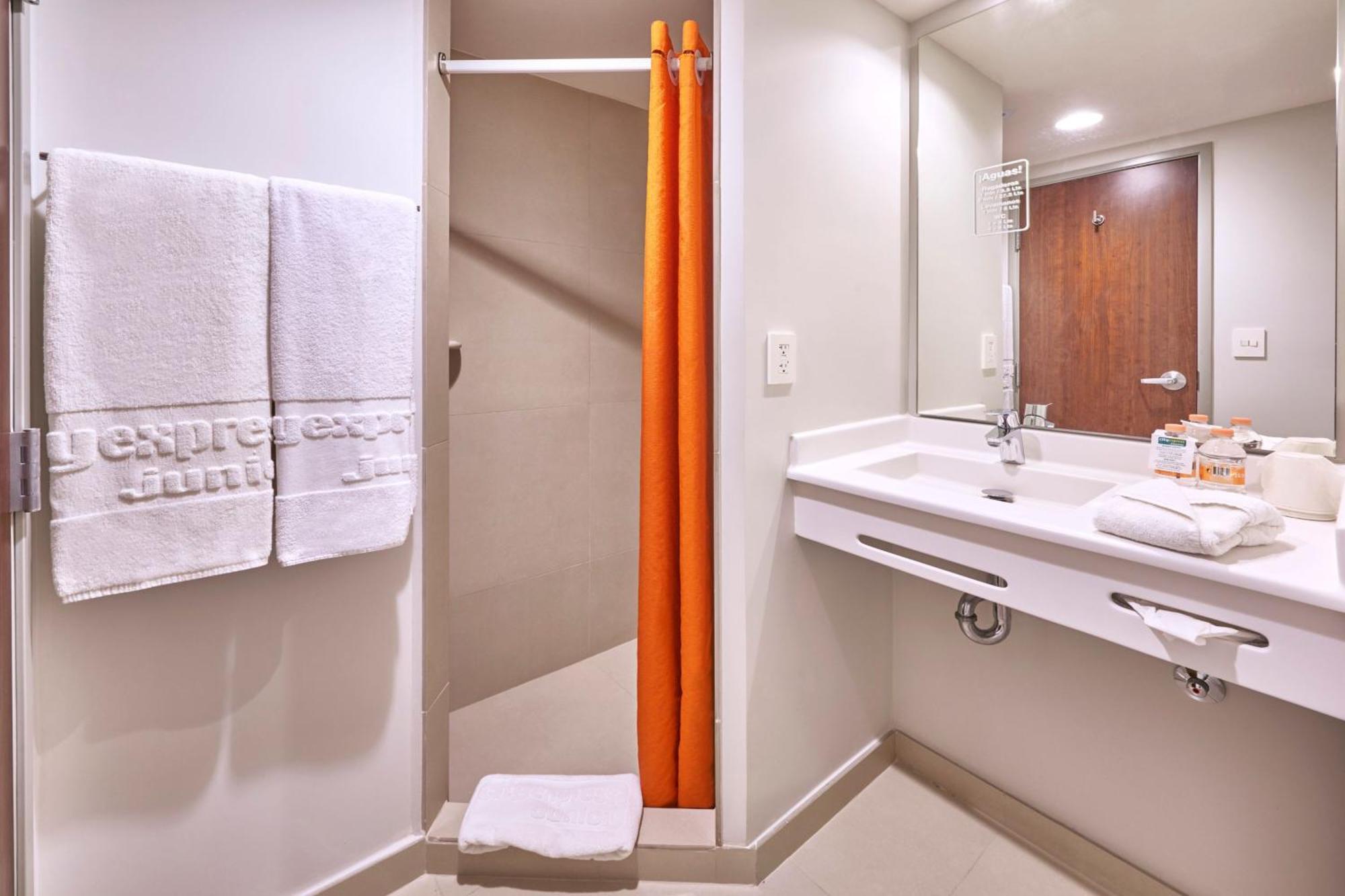 Habitación con cama grande