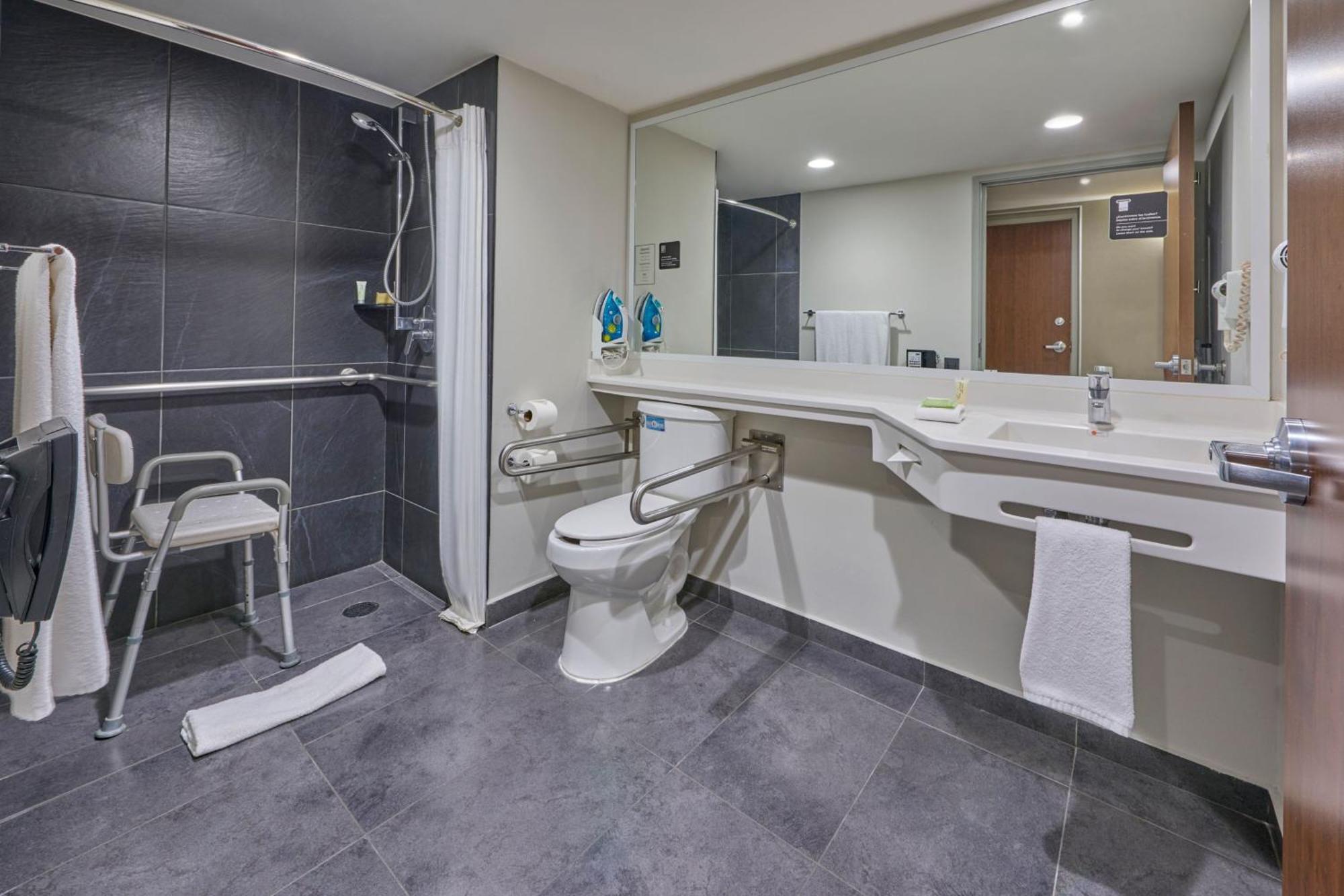 Habitación con cama grande