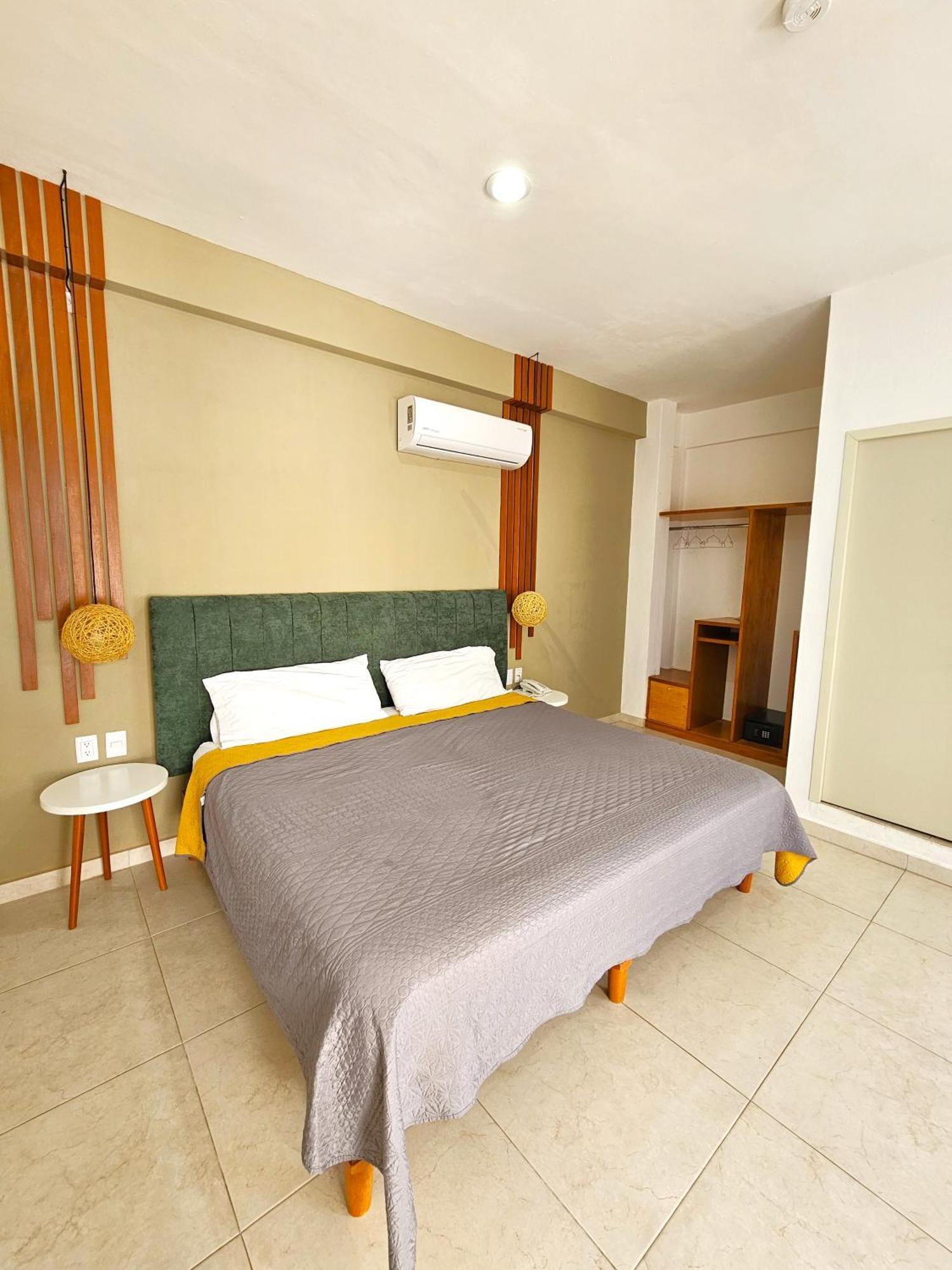 Habitación con cama grande