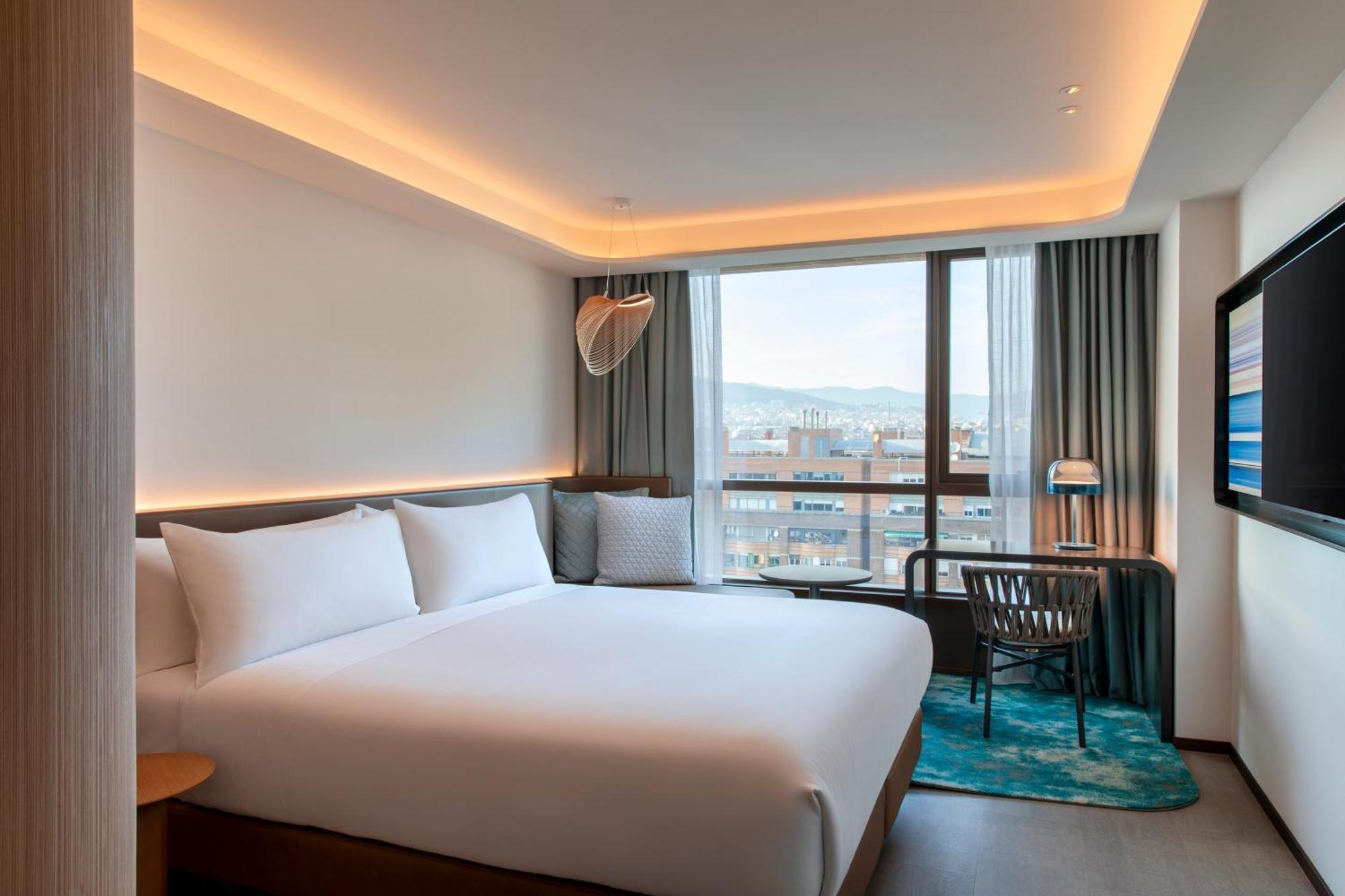 Habitación con cama extragrande y vistas a la ciudad