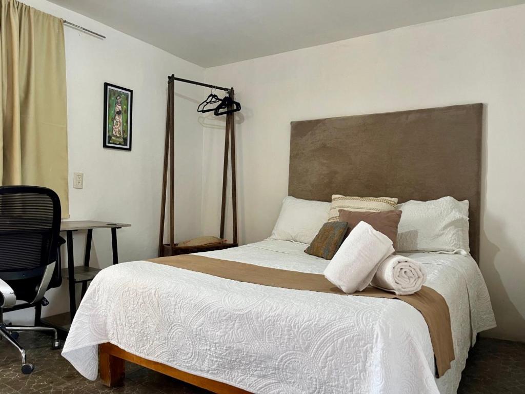 Habitación con cama grande