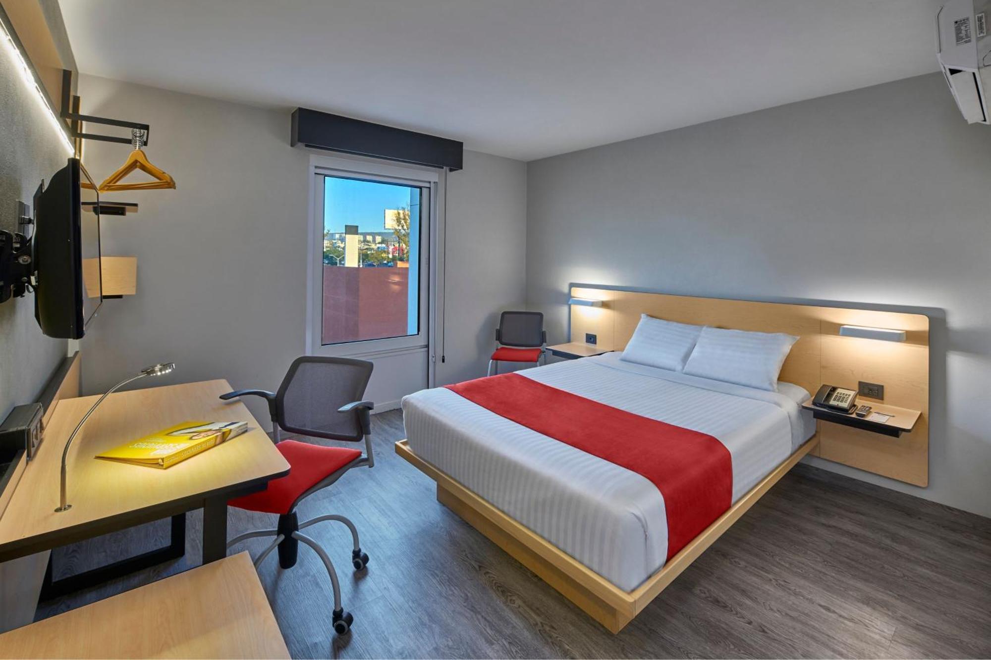 Habitación con cama extragrande.