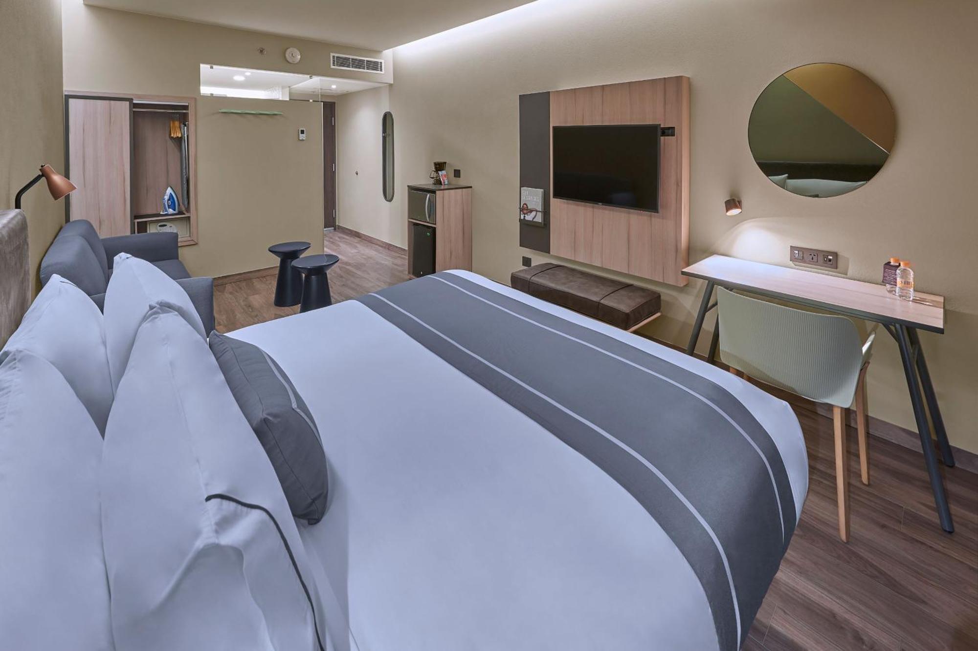 Suite con cama extragrande y sofá cama