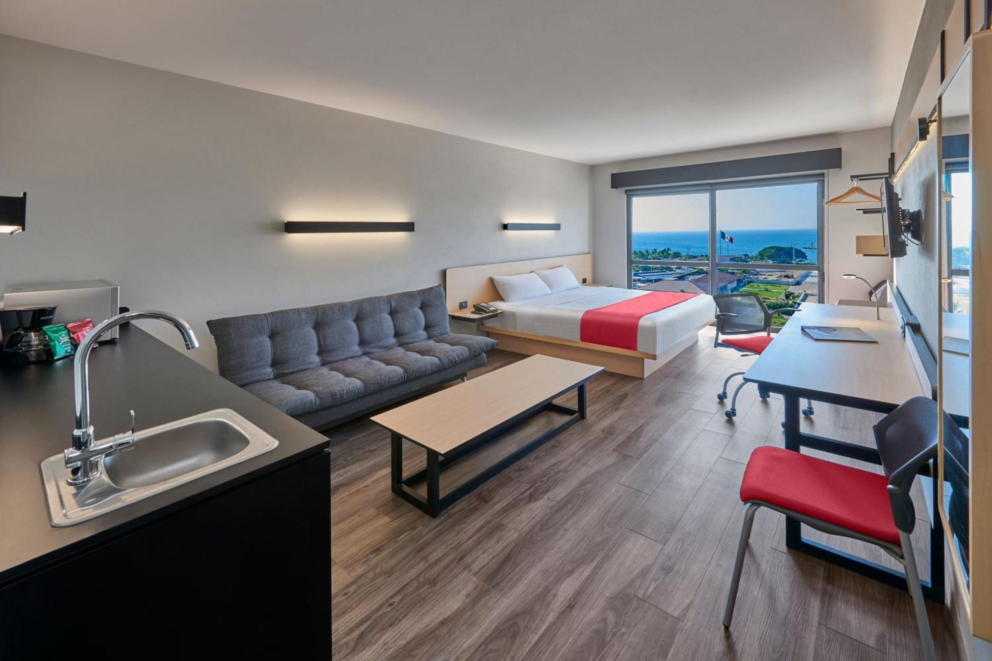 Habitación Doble Superior con sofá cama y cama grande