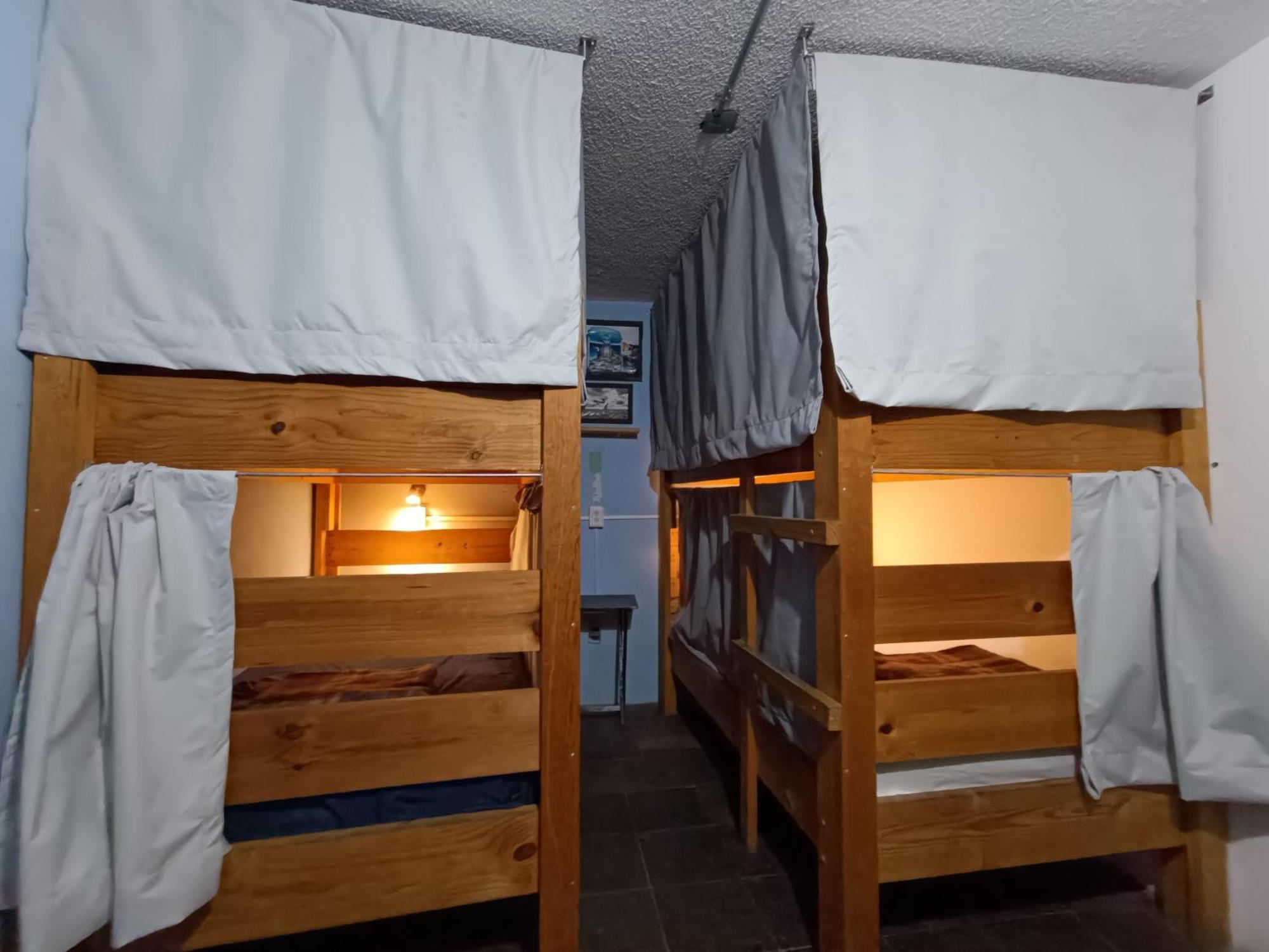 Cama en habitación femenina compartida de 4 camas