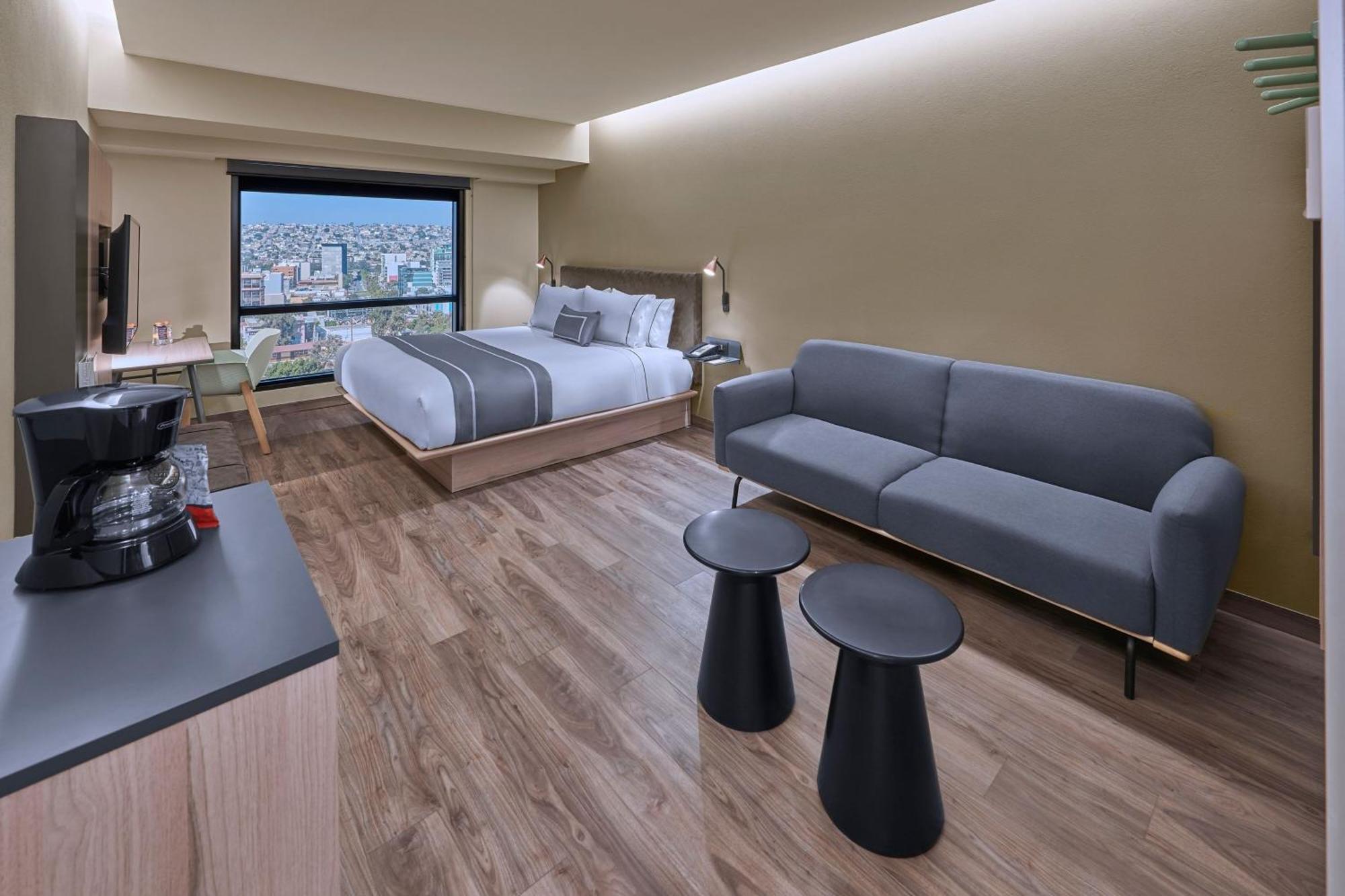 Habitación con cama grande y balcón