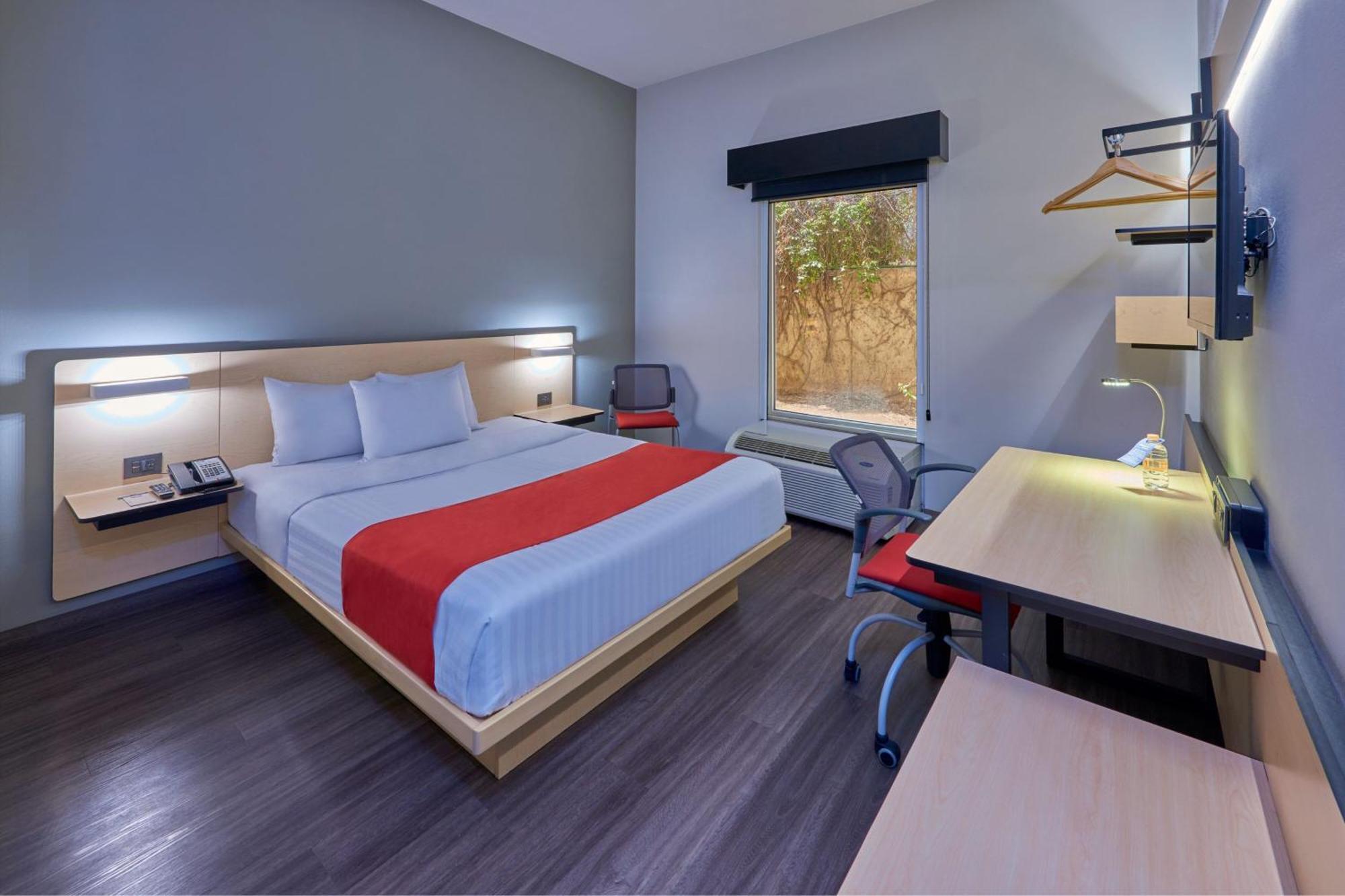 Habitación con cama grande