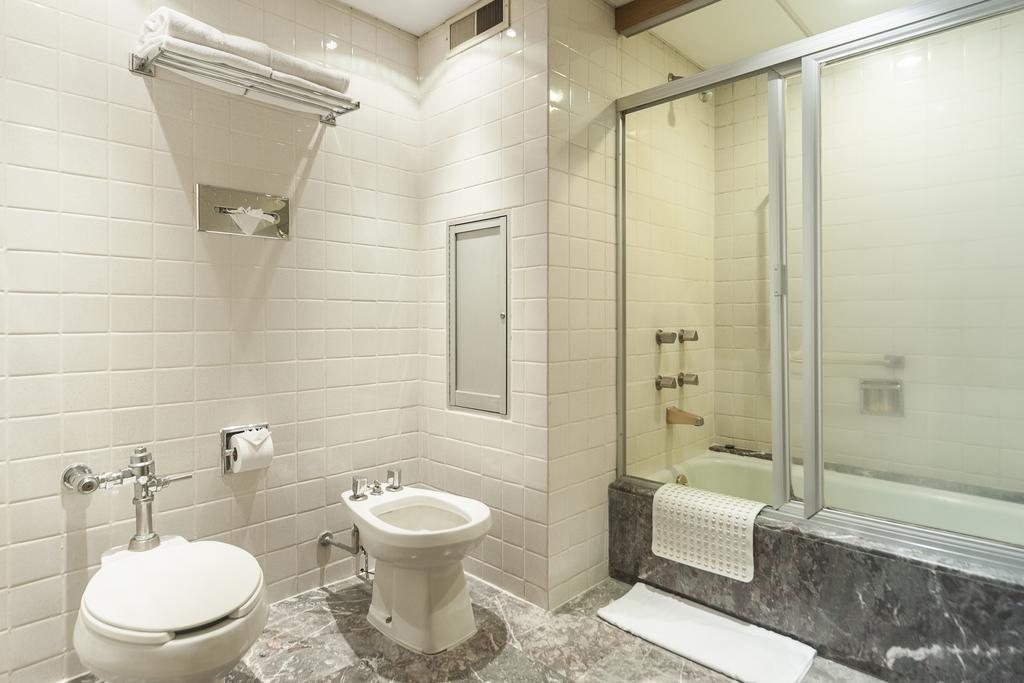 Habitación con cama grande