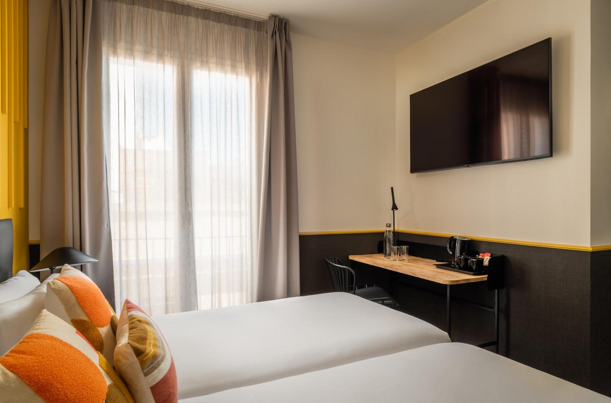 Twin Room,1531102414:JPEG