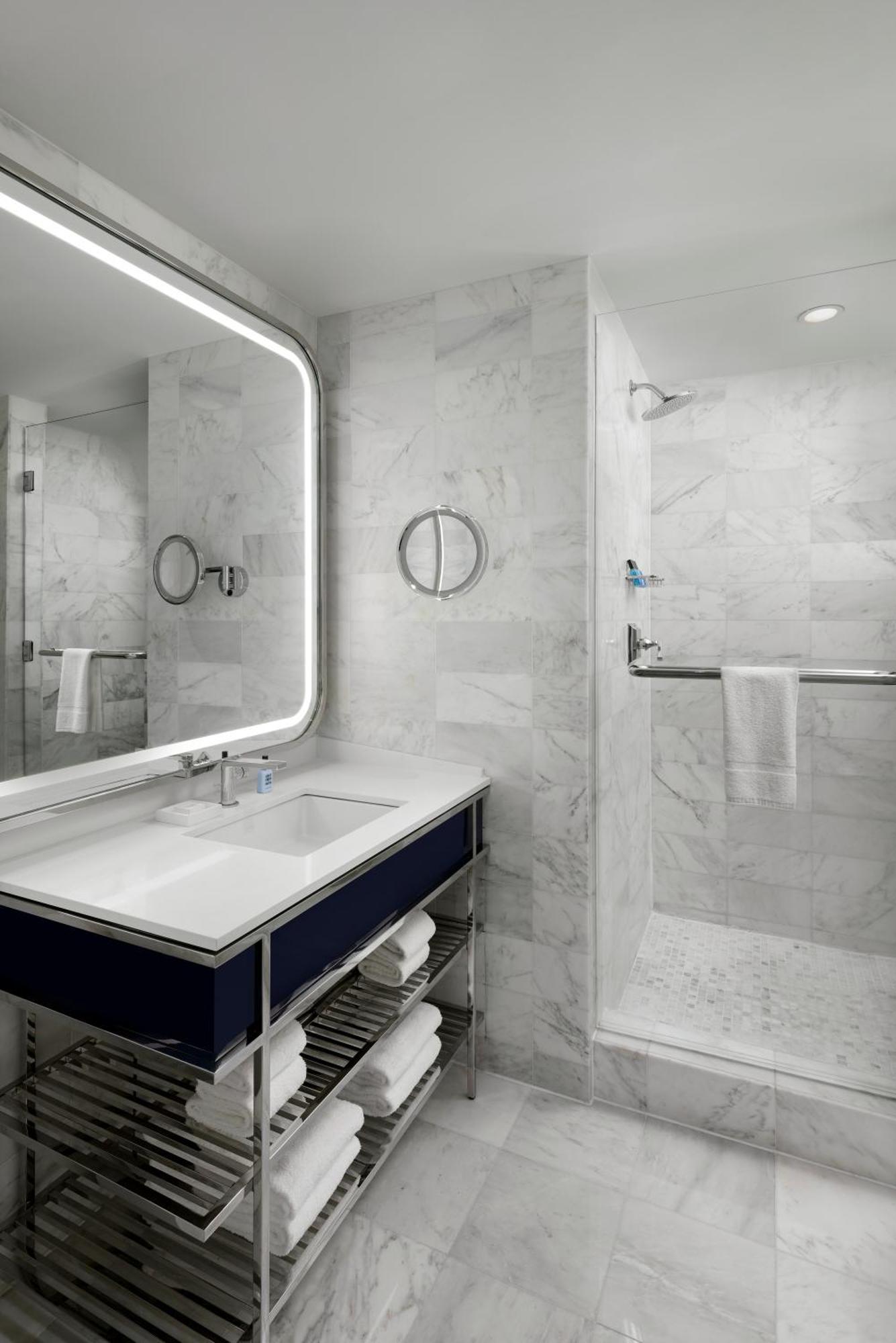 Habitación doble deluxe con cama grande y balcón
