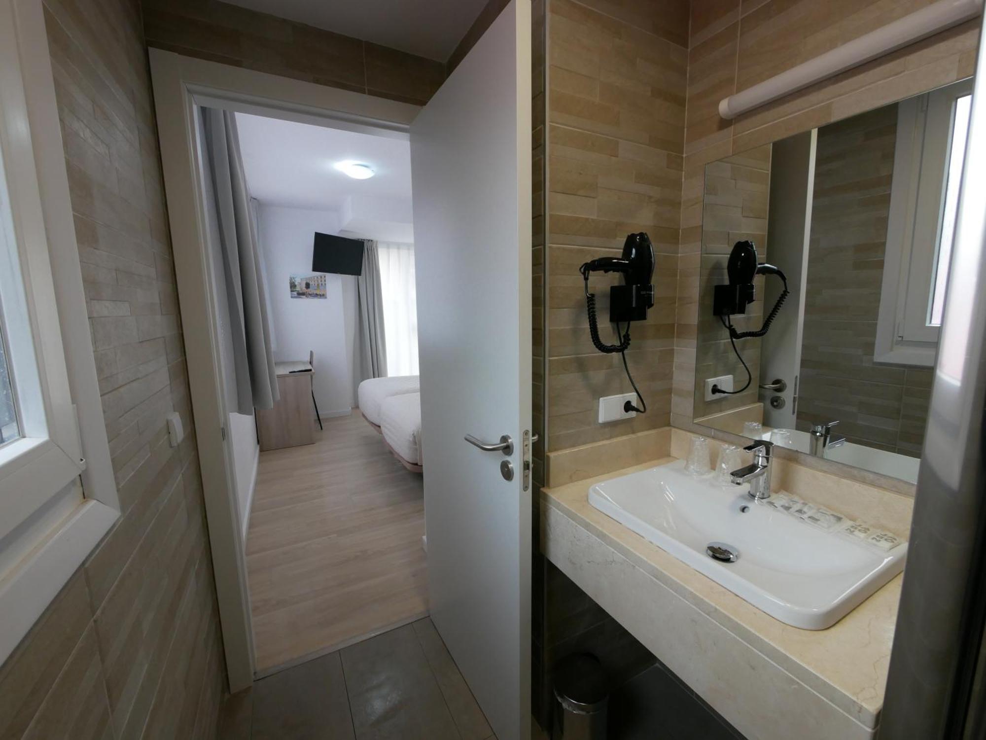 Standard Twin Room,1531859407:JPEG