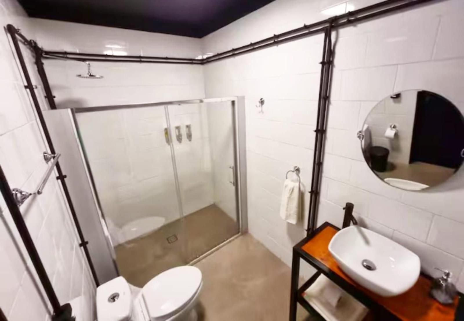 Habitación con cama extragrande.