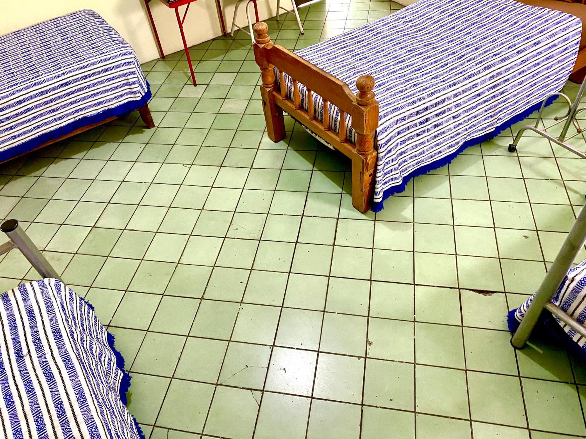Cama en habitación compartida con 4 camas