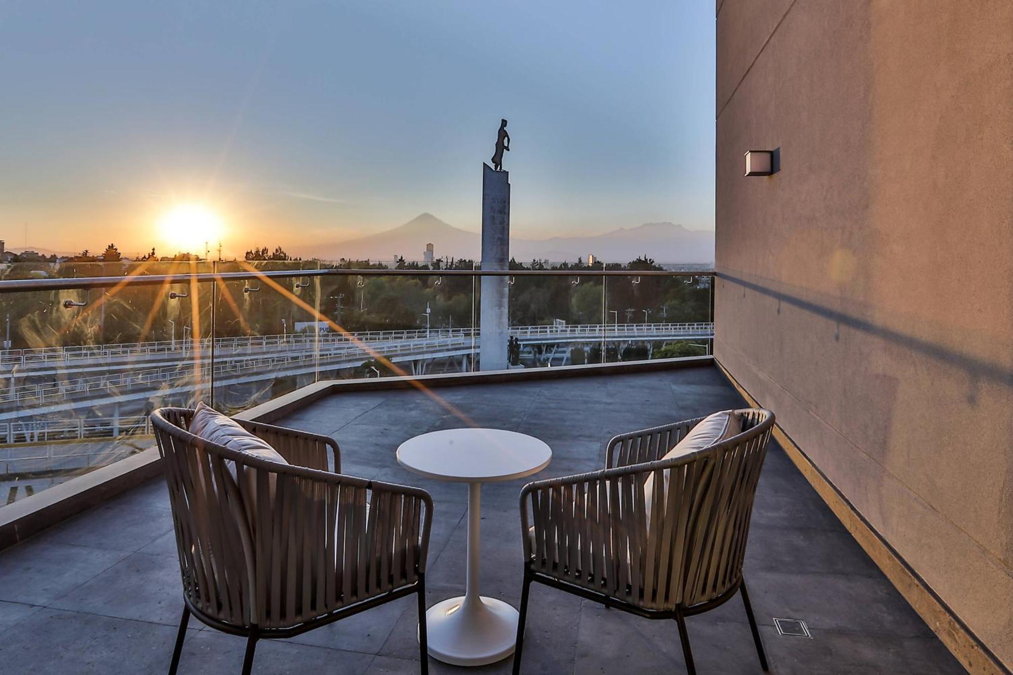 Suite con terraza, cama extragrande, vista a la ciudad y balcón