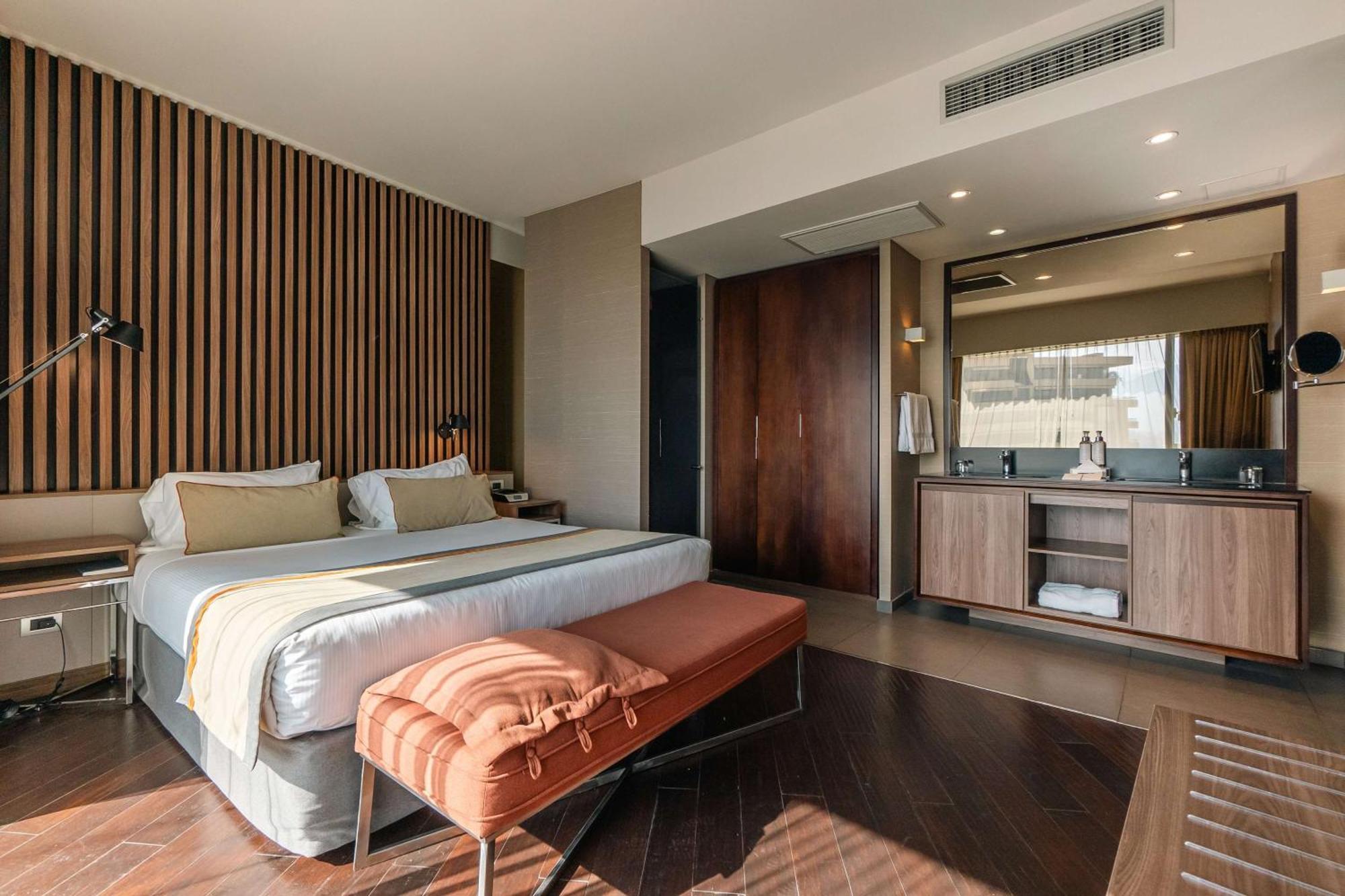 Suite Junior con cama extragrande y zona de estar