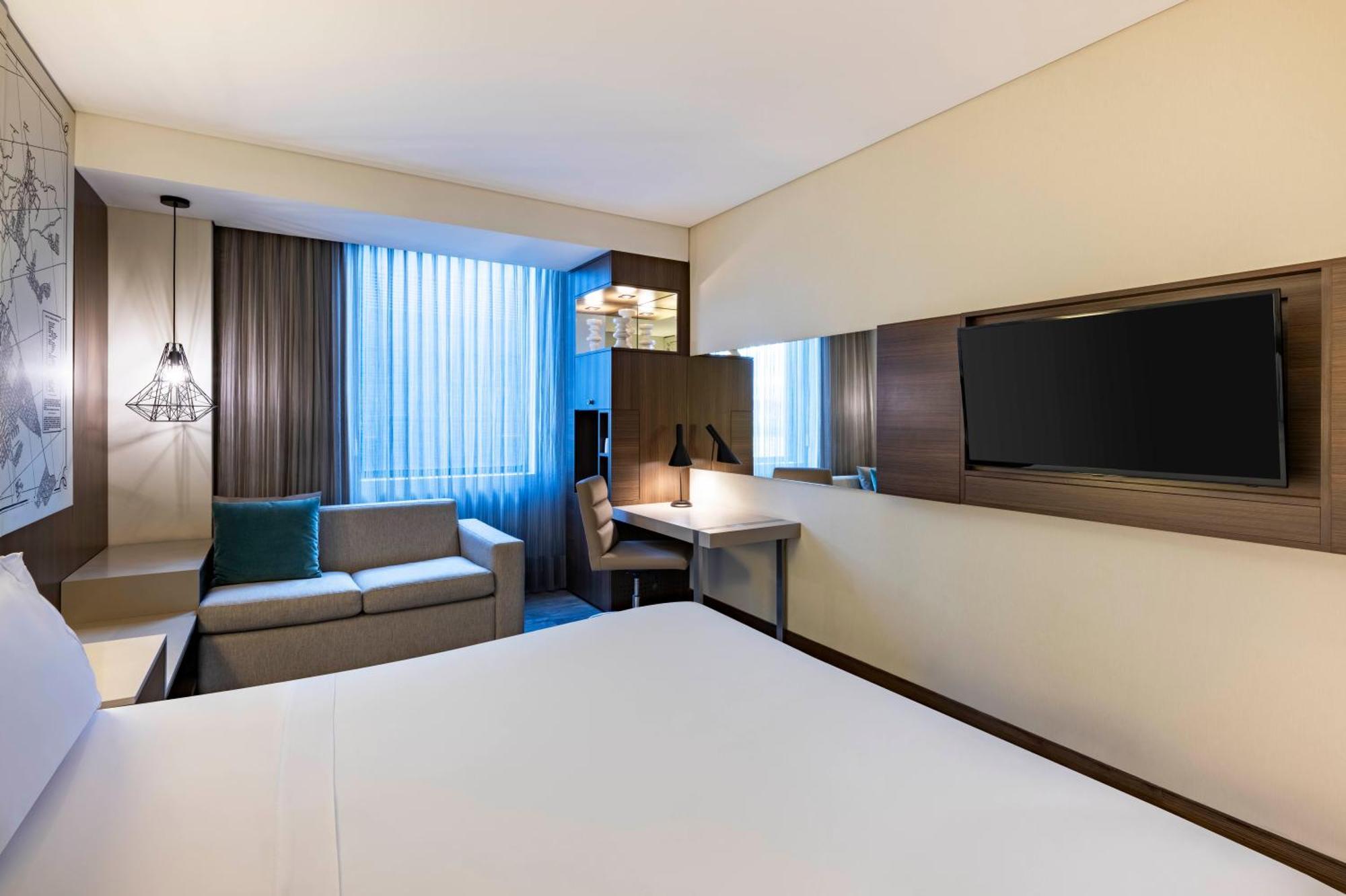 Habitación Doble Superior con sofá cama y cama grande