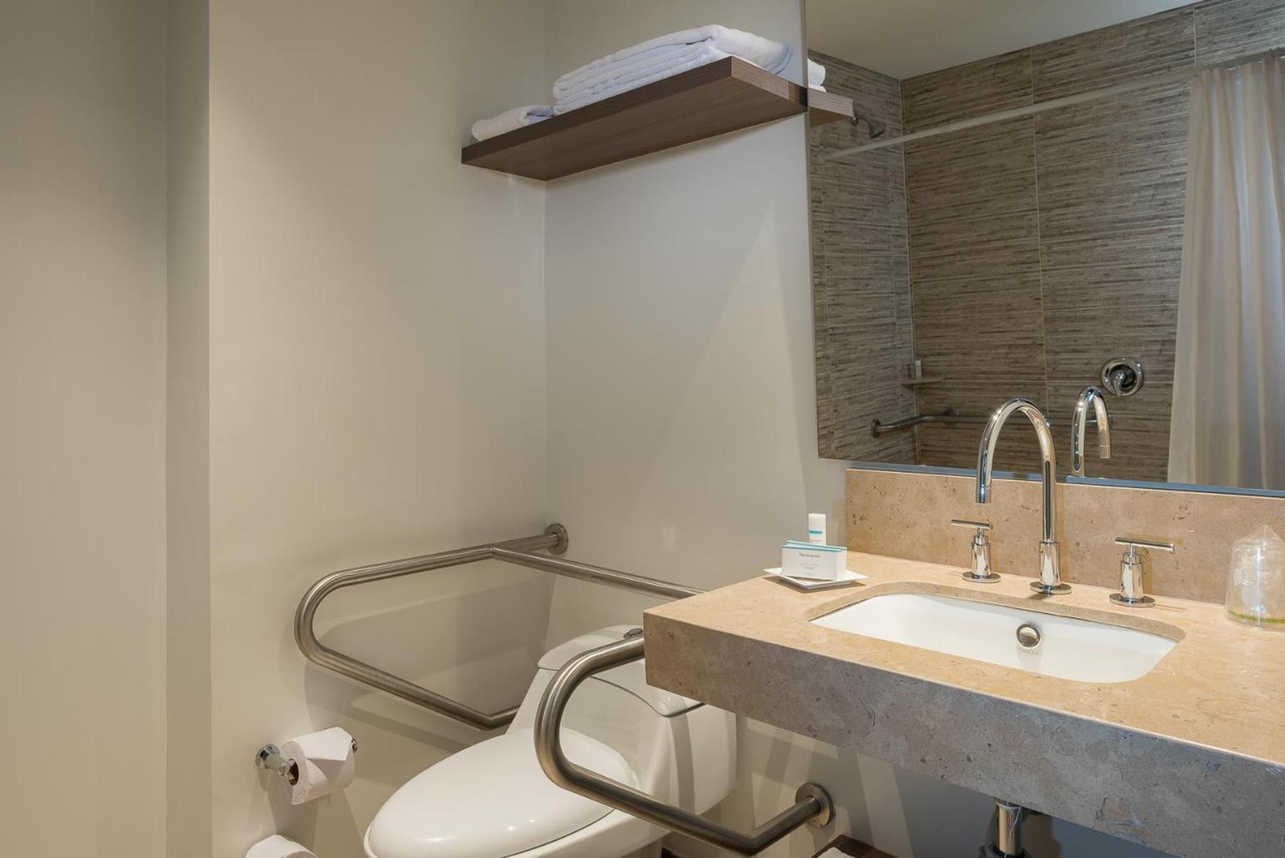 Habitación con ducha accesible en silla de ruedas - Cama grande - Adaptada para personas con movilidad reducida - No fumadores