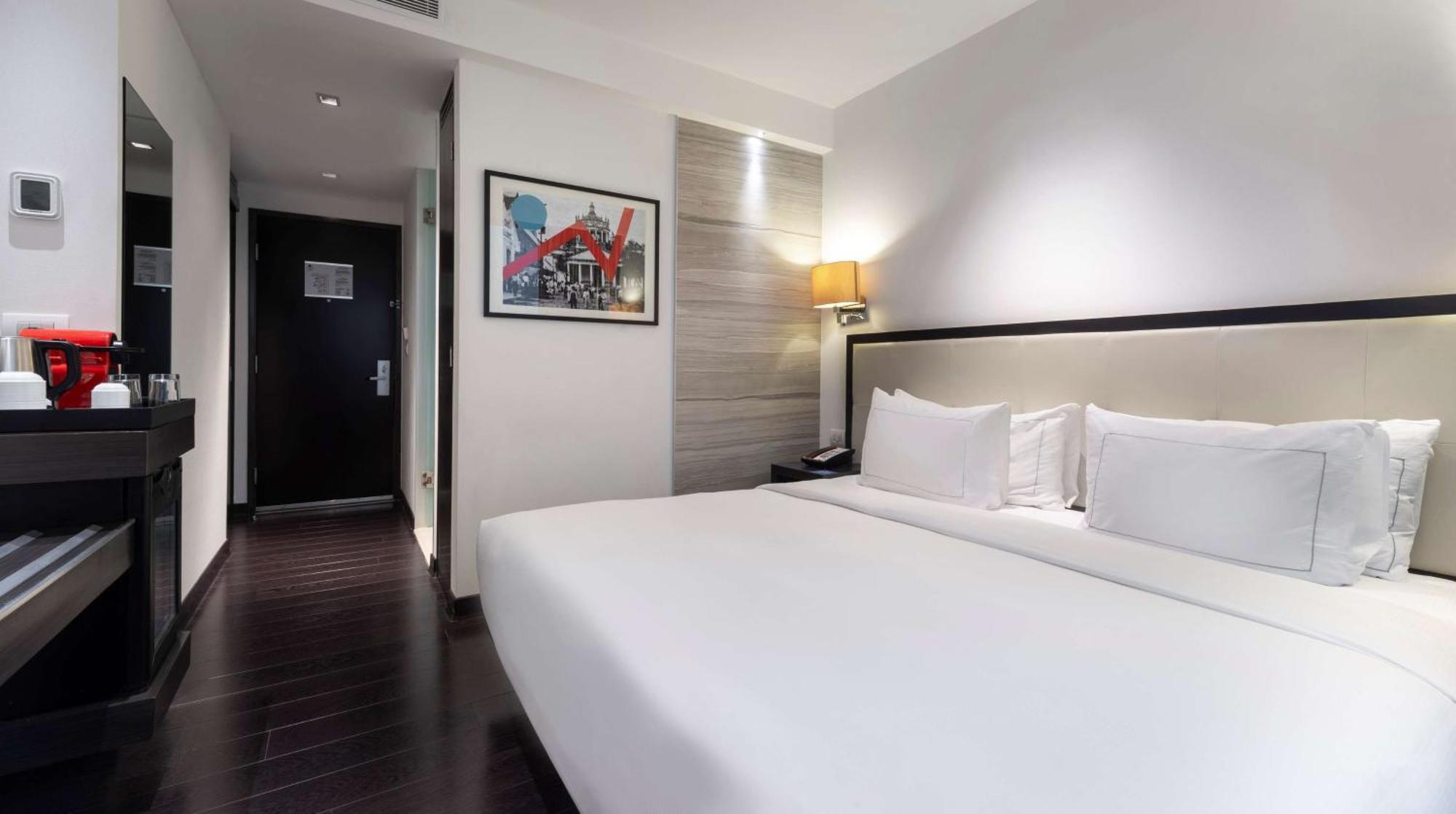 Habitación con cama extragrande.