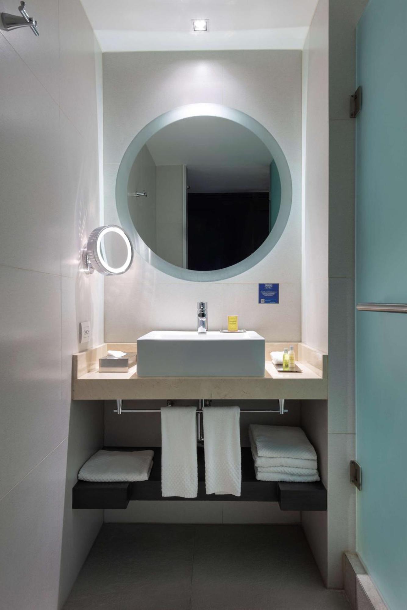 Habitación con cama grande