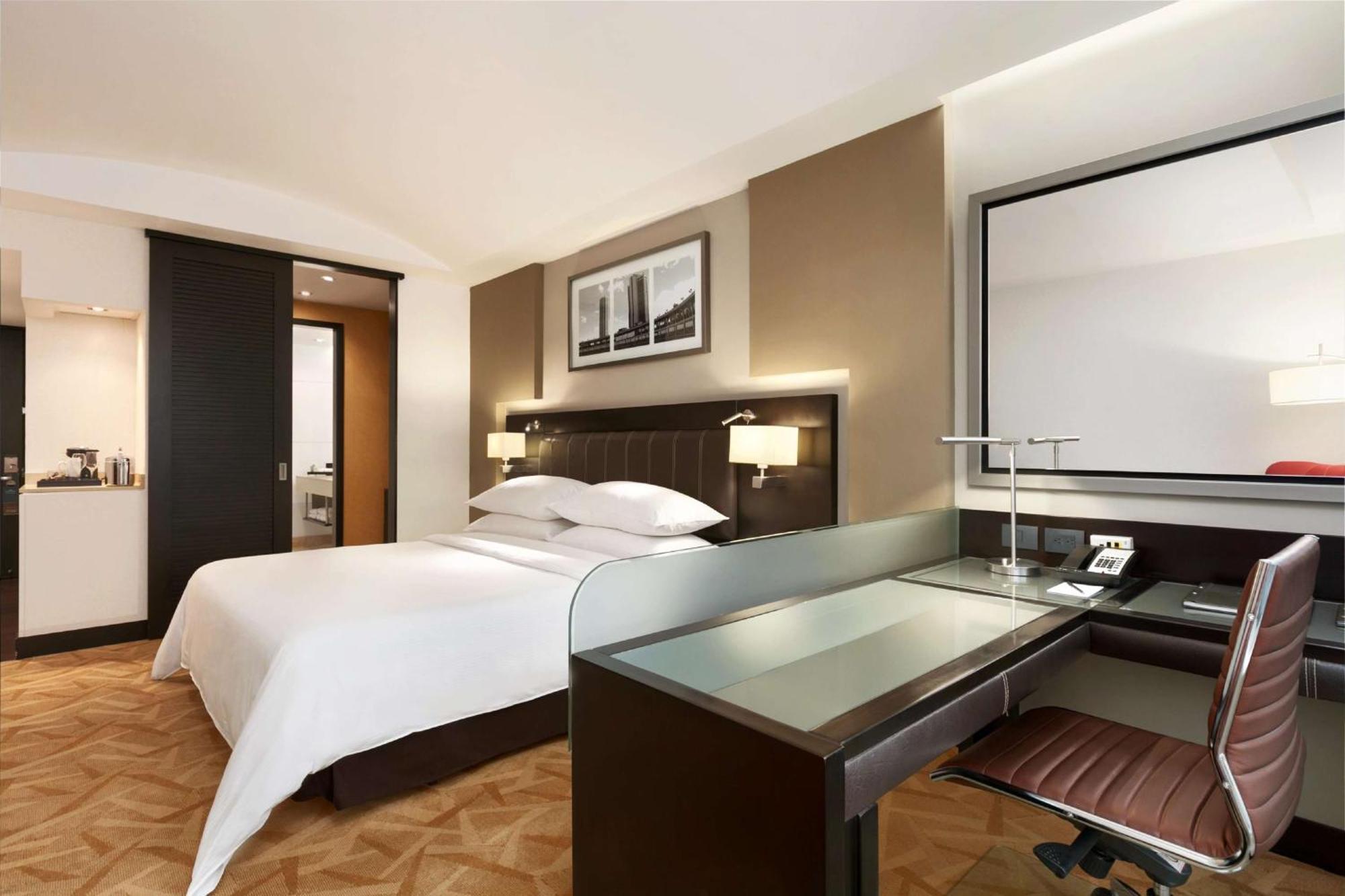 Habitación con cama extragrande.