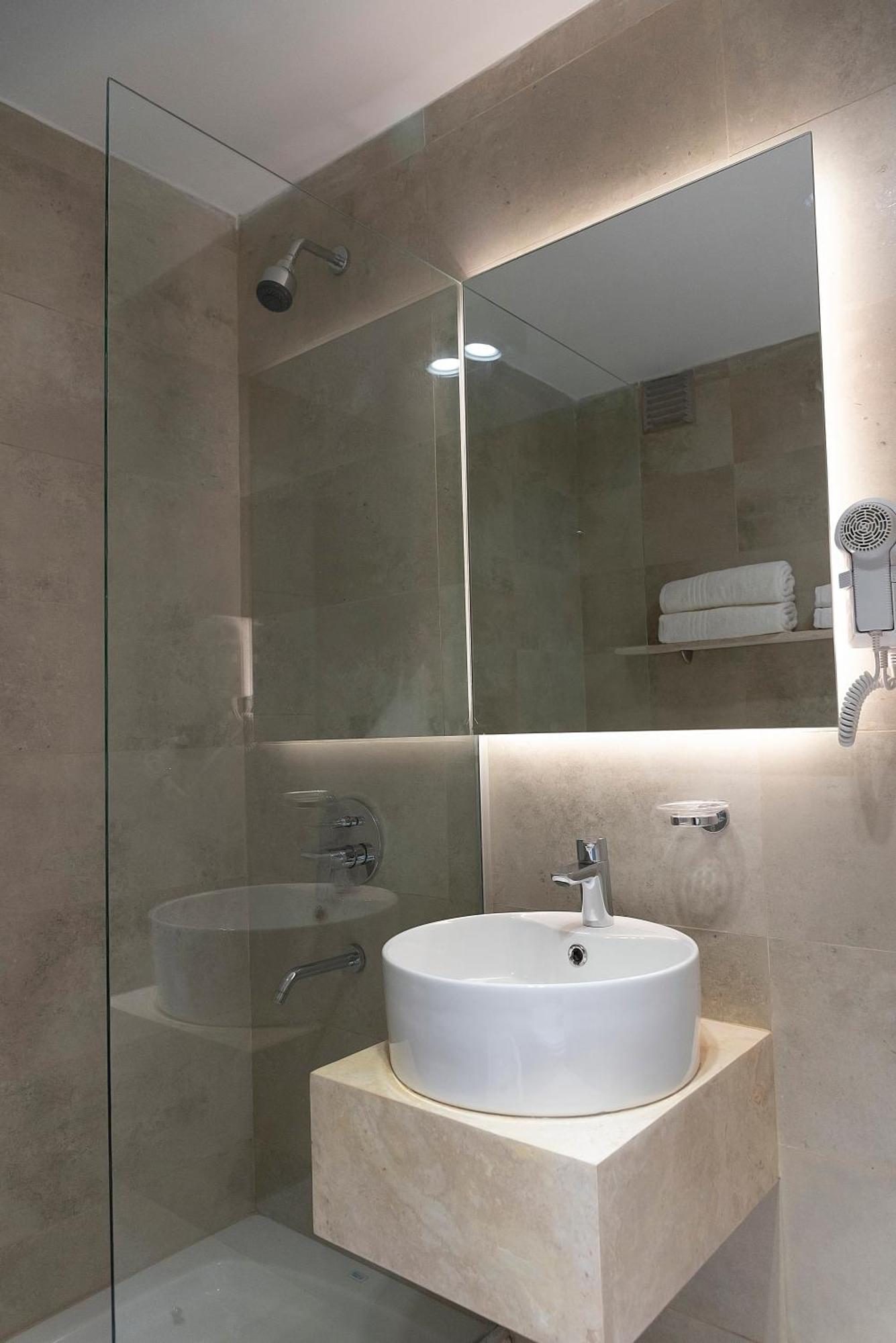 Habitación con cama extragrande y balcón