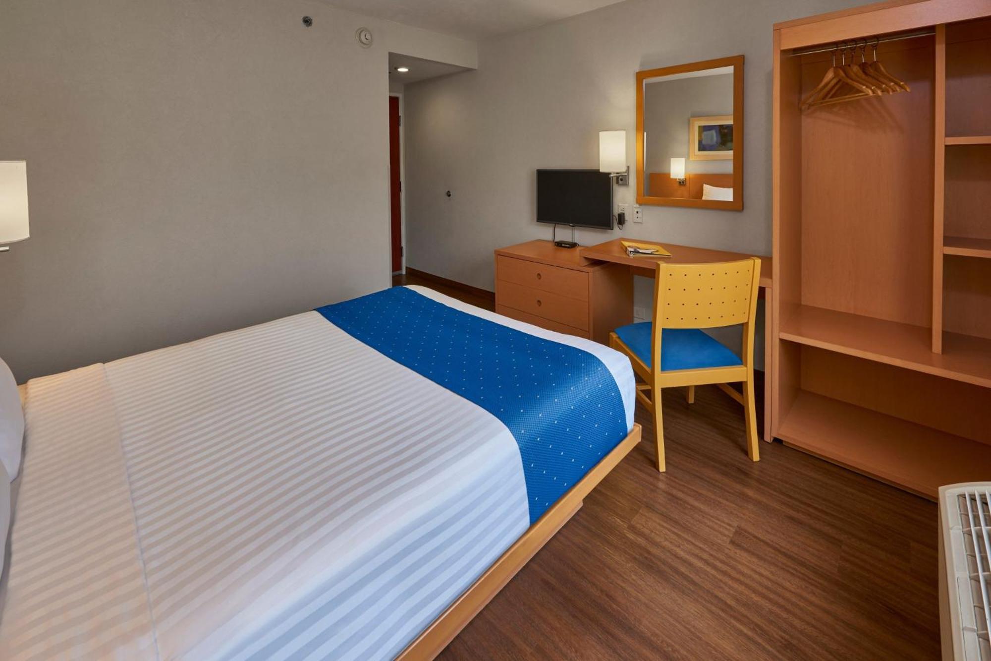 Habitación con cama grande