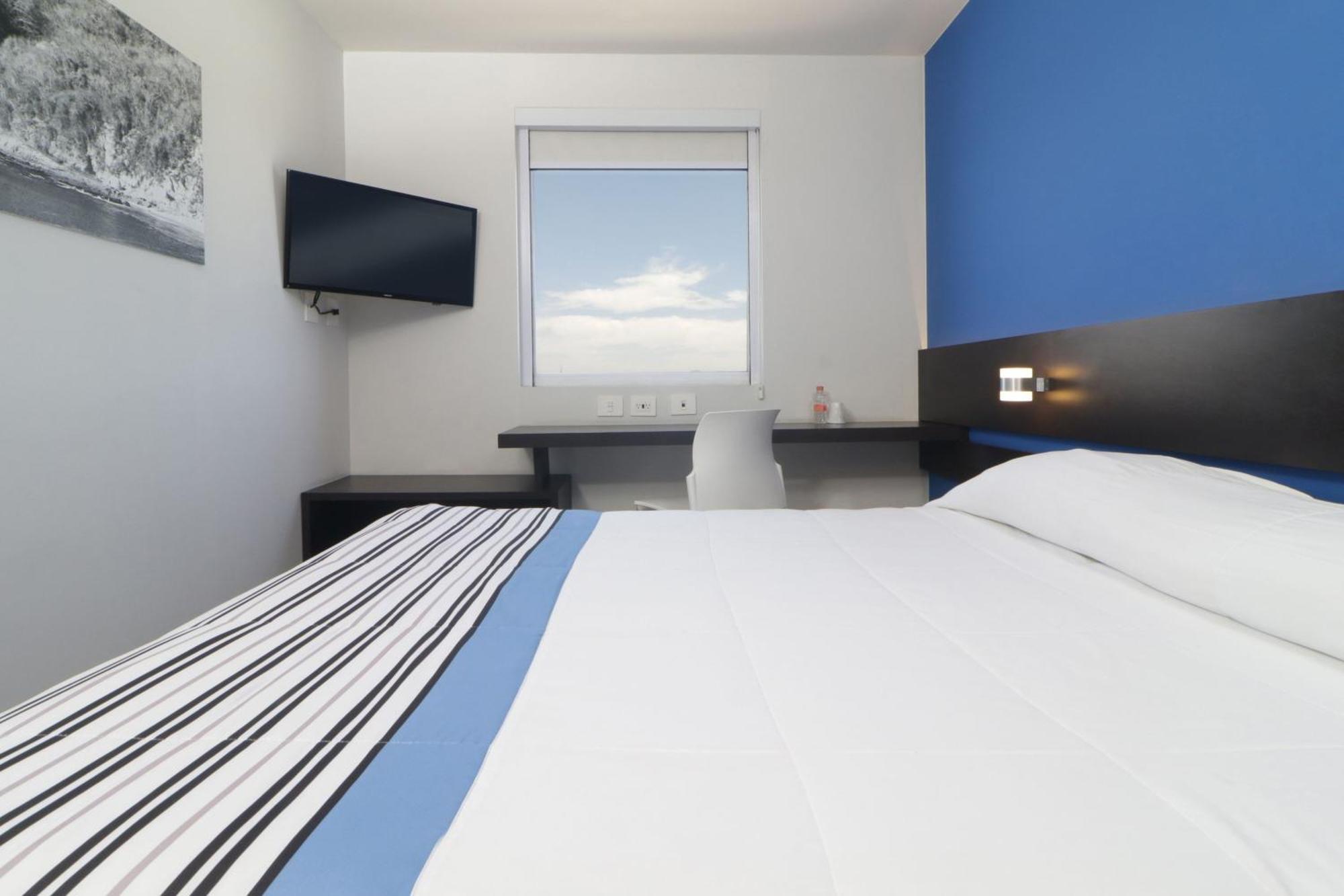 Habitación con cama grande