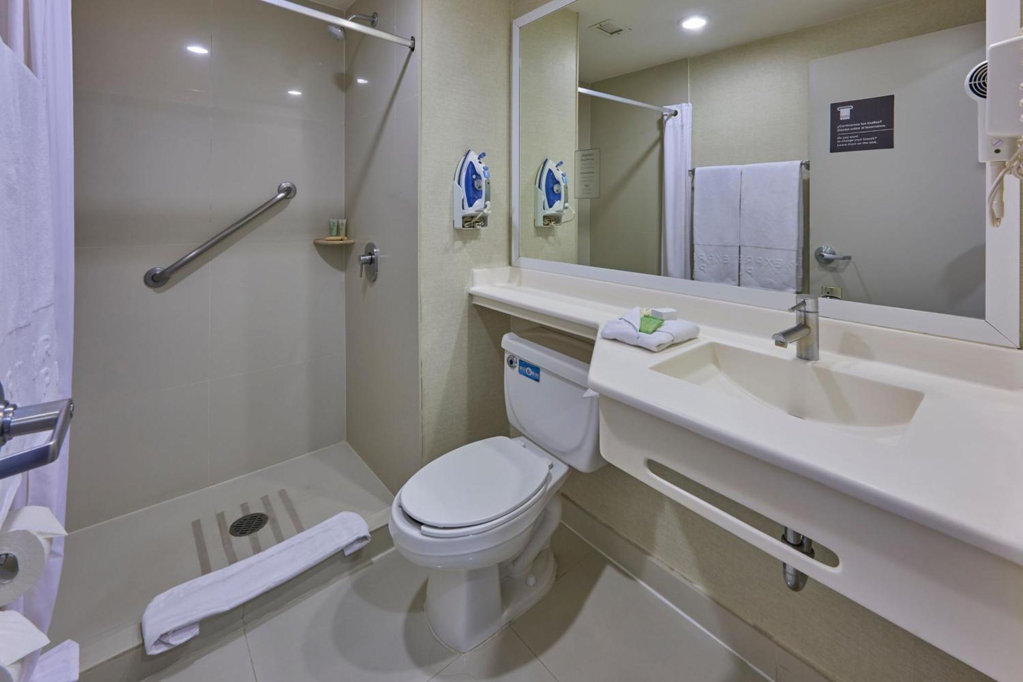 Habitación Doble Superior con 2 camas dobles y sofá cama