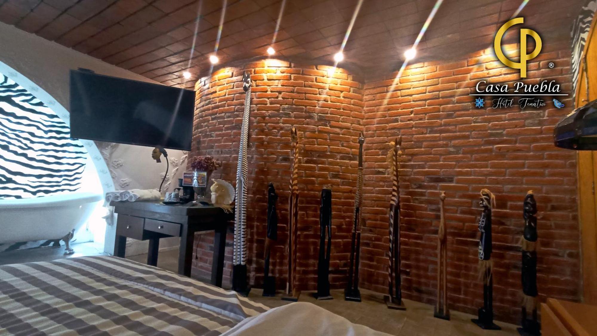 Habitación con cama extragrande y vistas a la montaña
