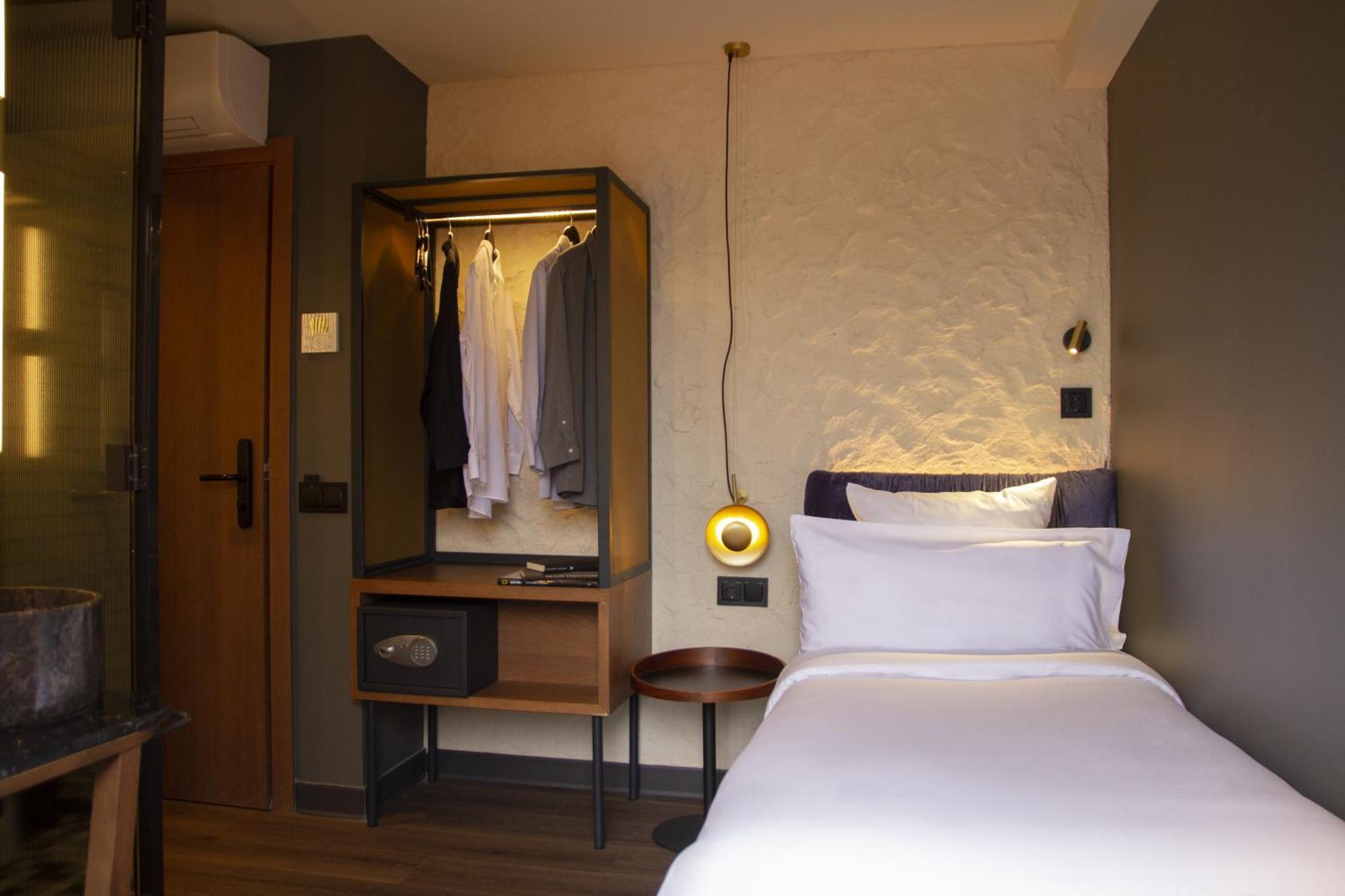 Single Room,1569624266:JPEG