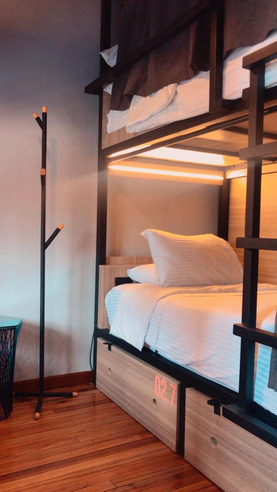 Cama individual en dormitorio compartido de 10 camas