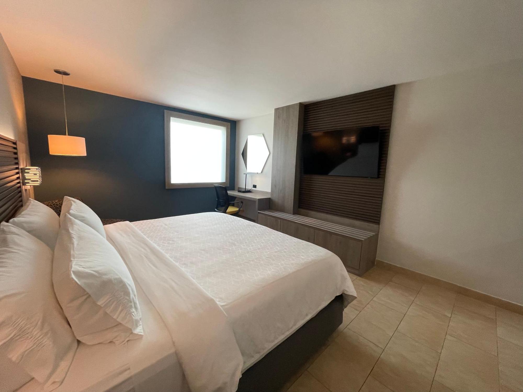 Habitación Estándar con cama extragrande y nevera pequeña