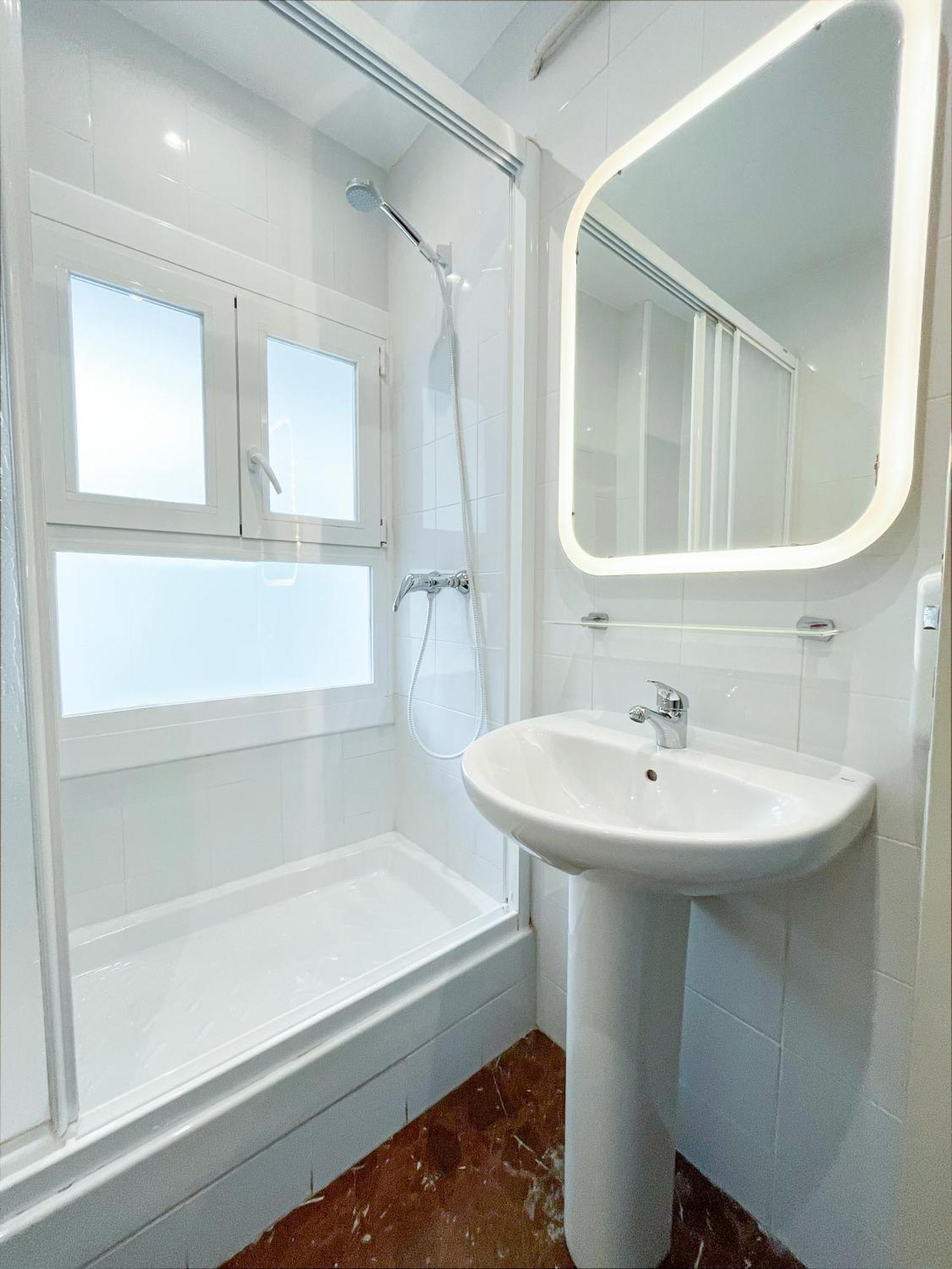 Single Room Private External Bathroom,1576747355:JPEG