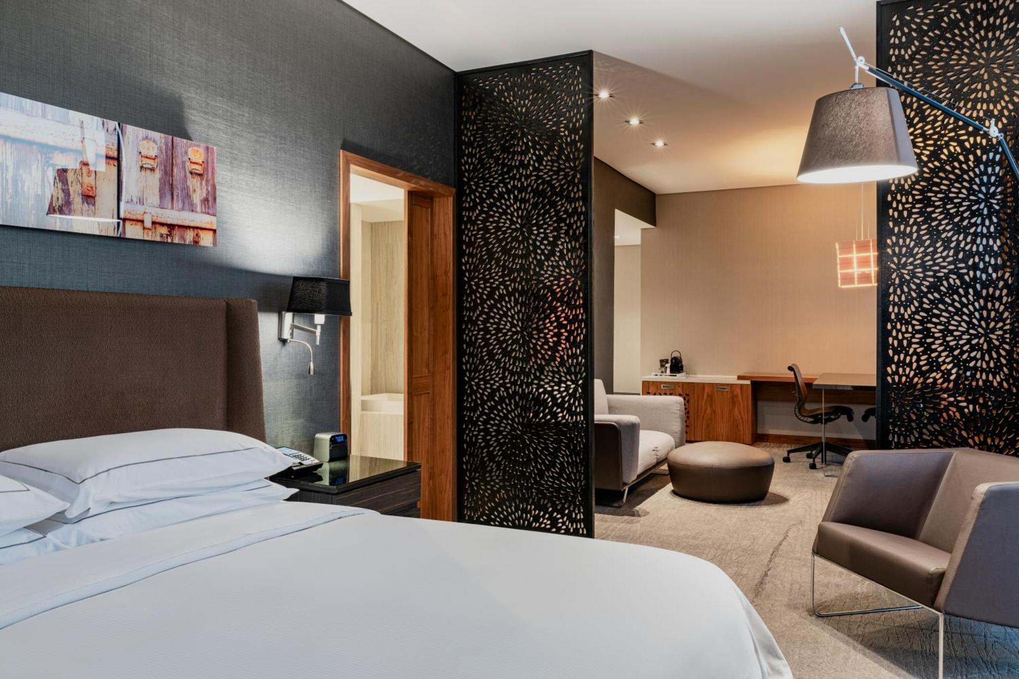 Suite Junior con cama extragrande y zona de estar