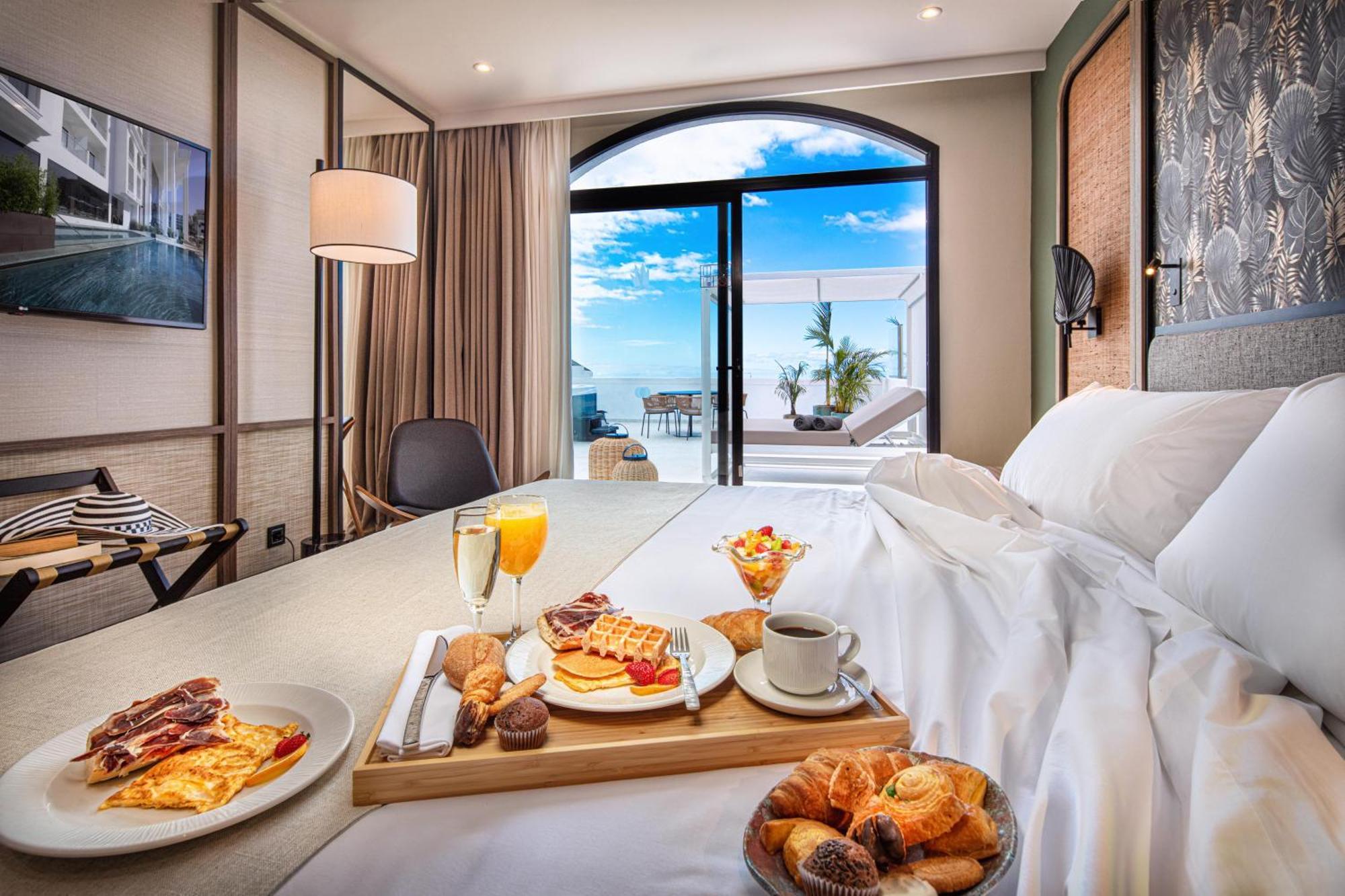 Suite con vistas al mar o a la piscina, terraza, cama balinesa y jacuzzi
