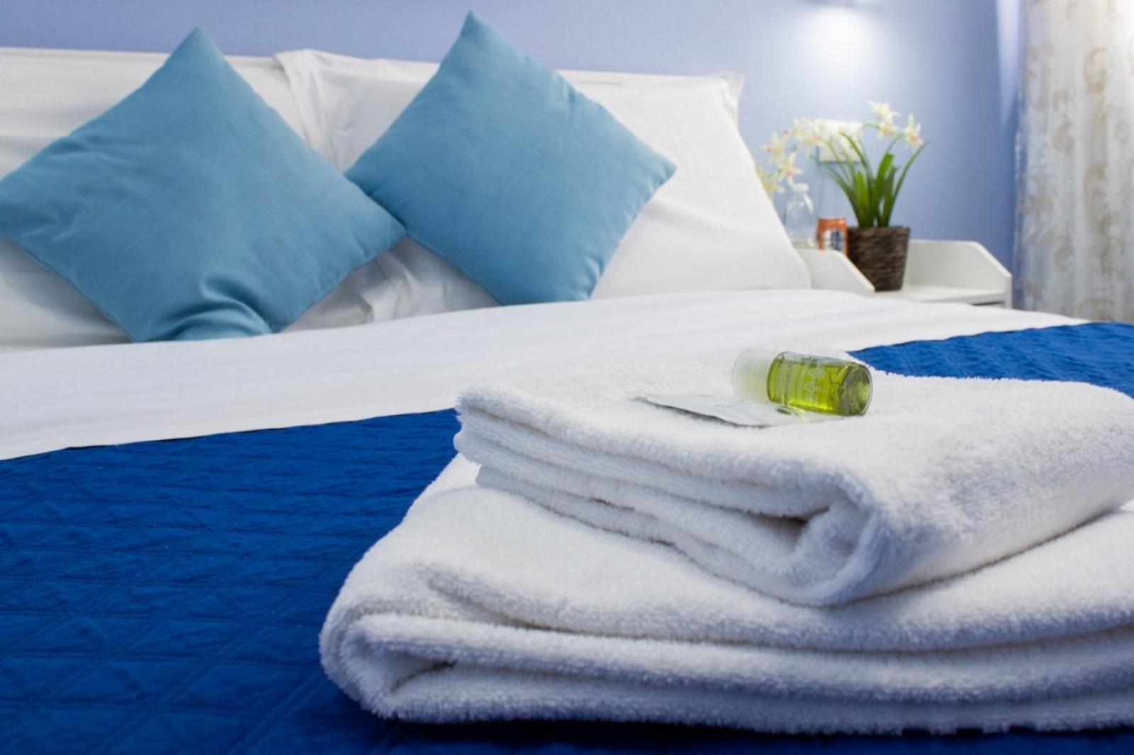 Habitación con cama extragrande.