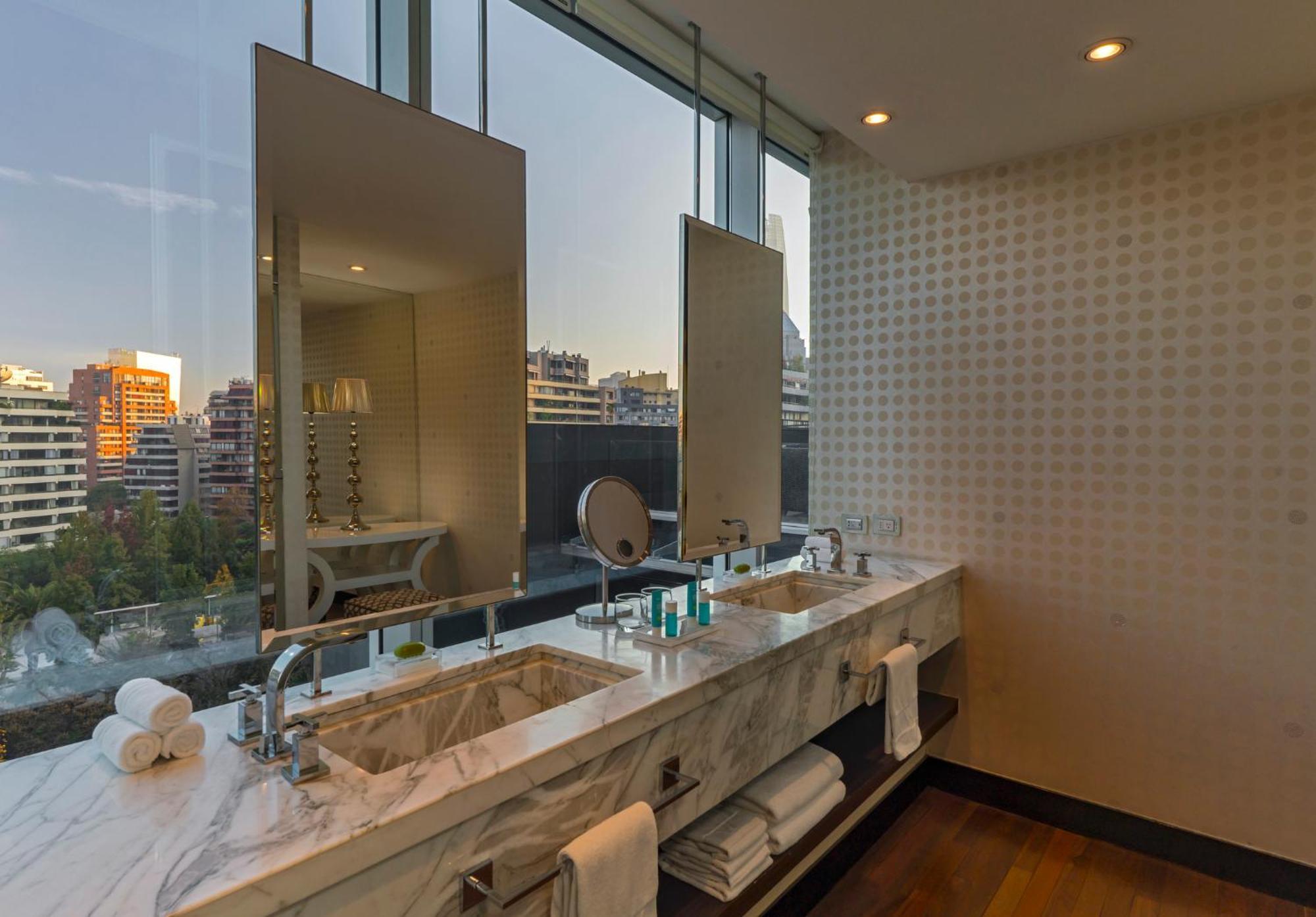 Suite Wow Extreme con 1 cama extragrande y balcón con vistas a la ciudad