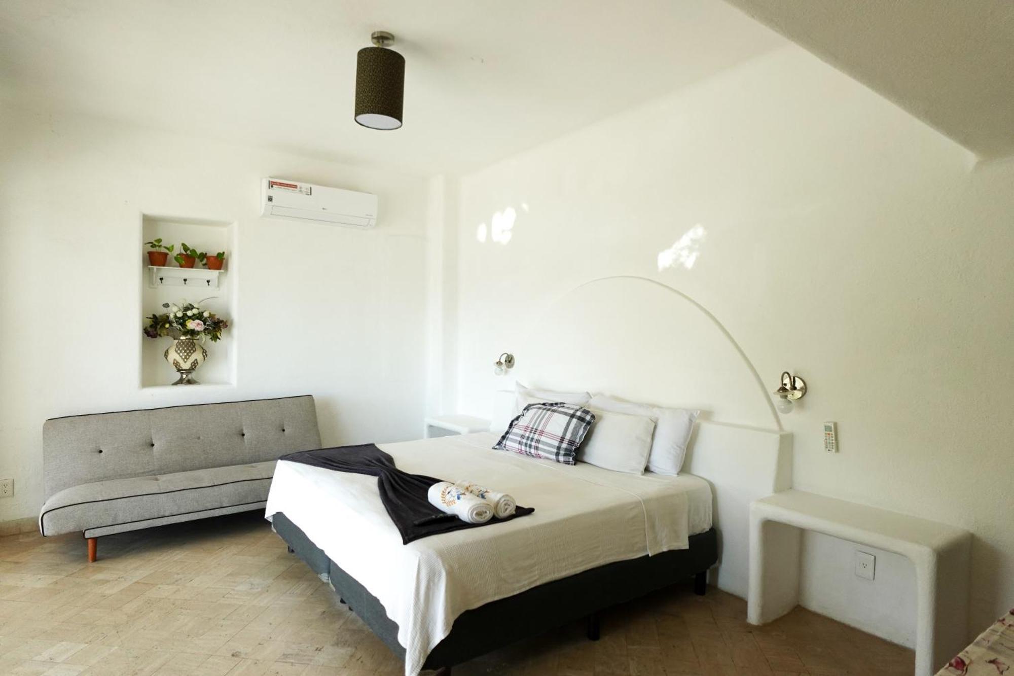 Habitación con cama extragrande y vistas al mar