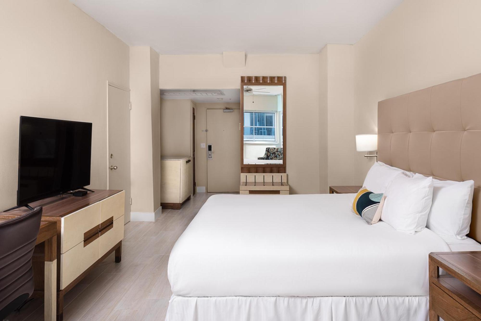 Habitación Deluxe con cama extragrande y vistas parciales al mar