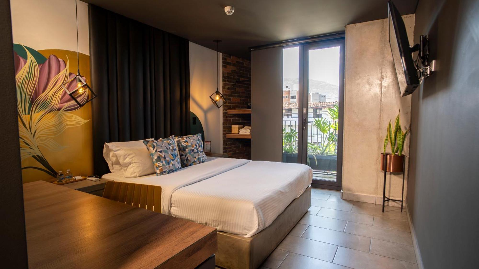 Habitación con cama grande y balcón