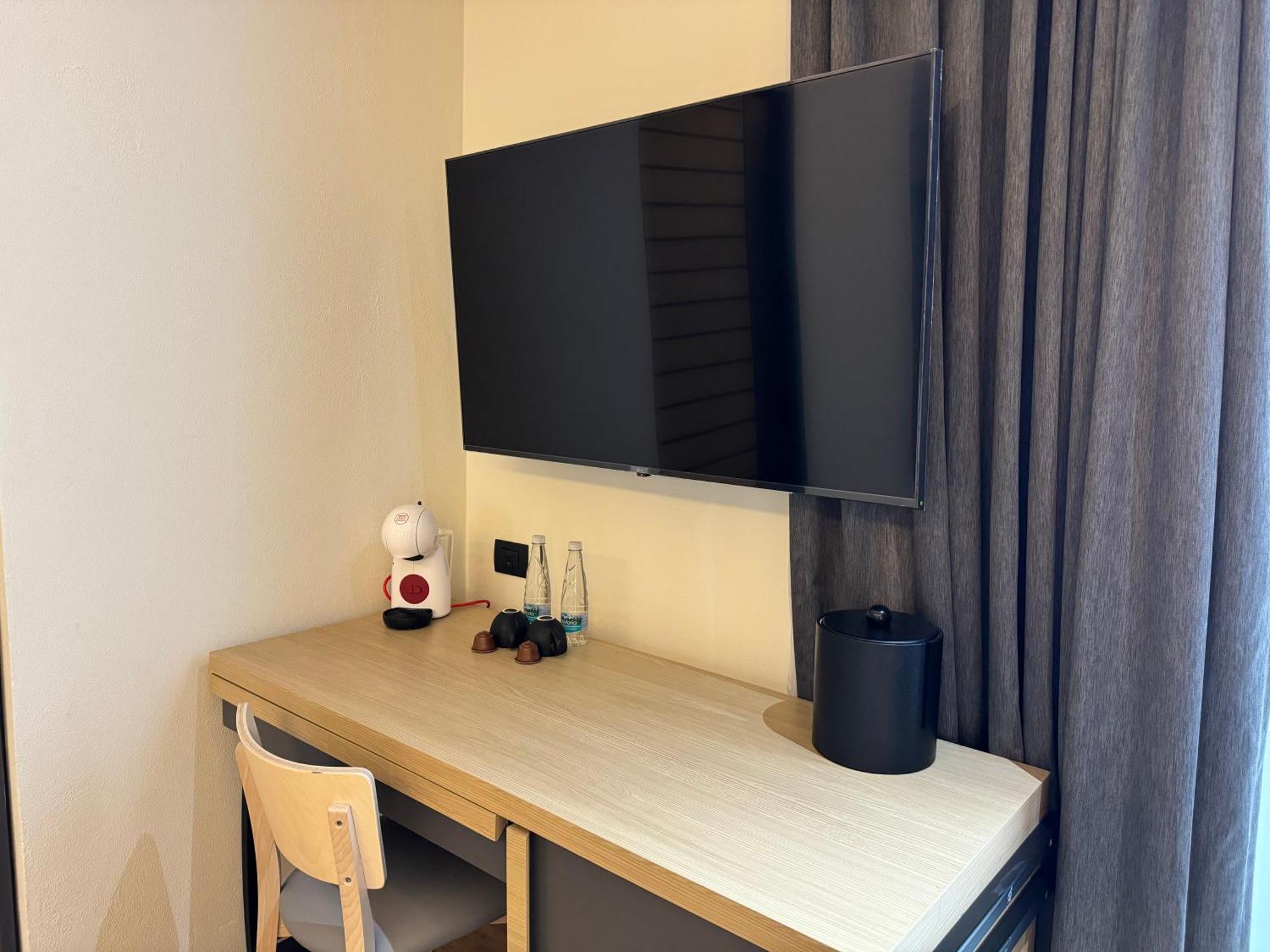 Habitación con cama extragrande y balcón
