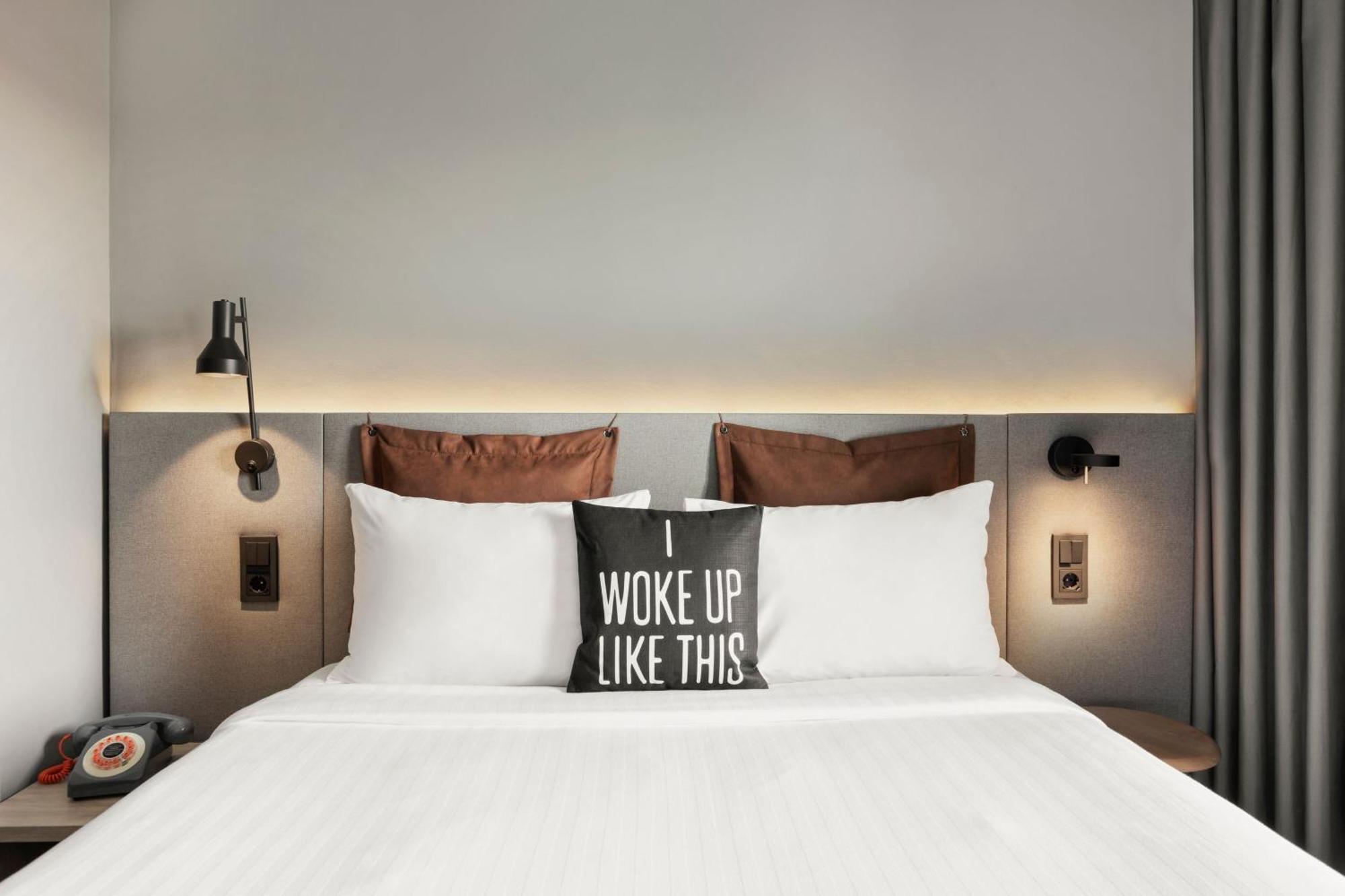 Habitación Moxy Doble con sofá cama y balcón