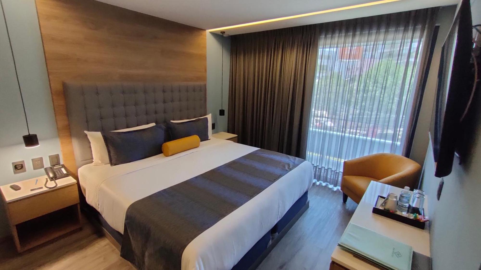 Suite con cama grande y balcón