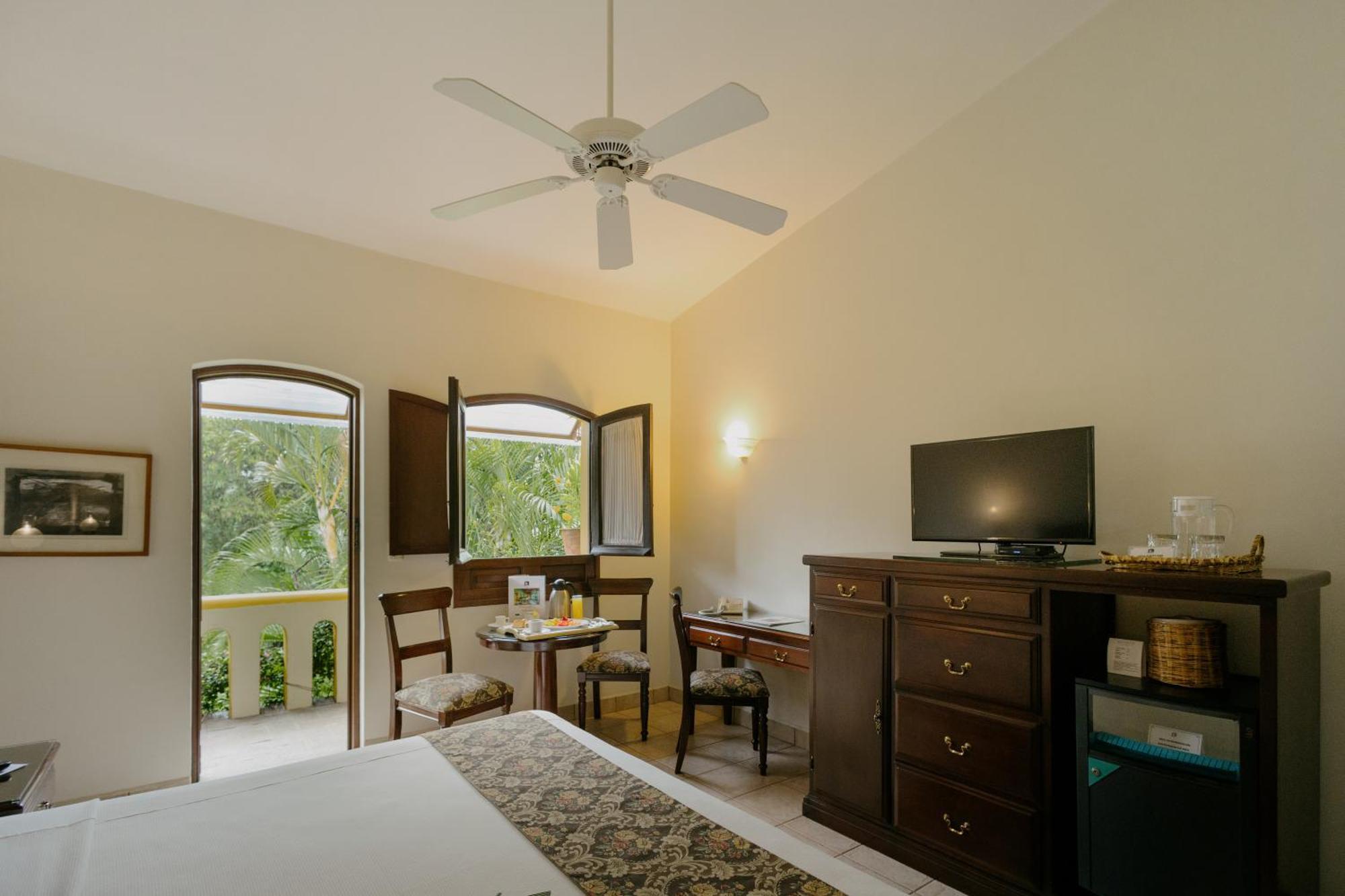 Habitación con cama extragrande y balcón